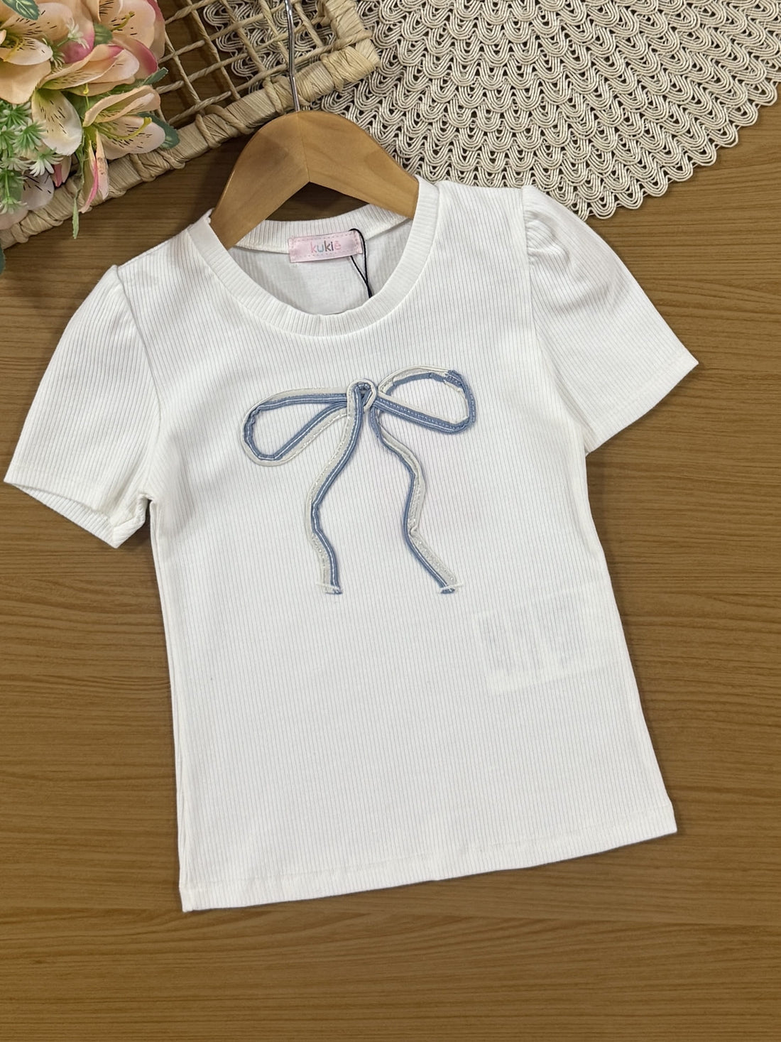 Conjunto Infantil Kukiê Verão com Shorts Azul Listrado e Blusa Branca Lacinho