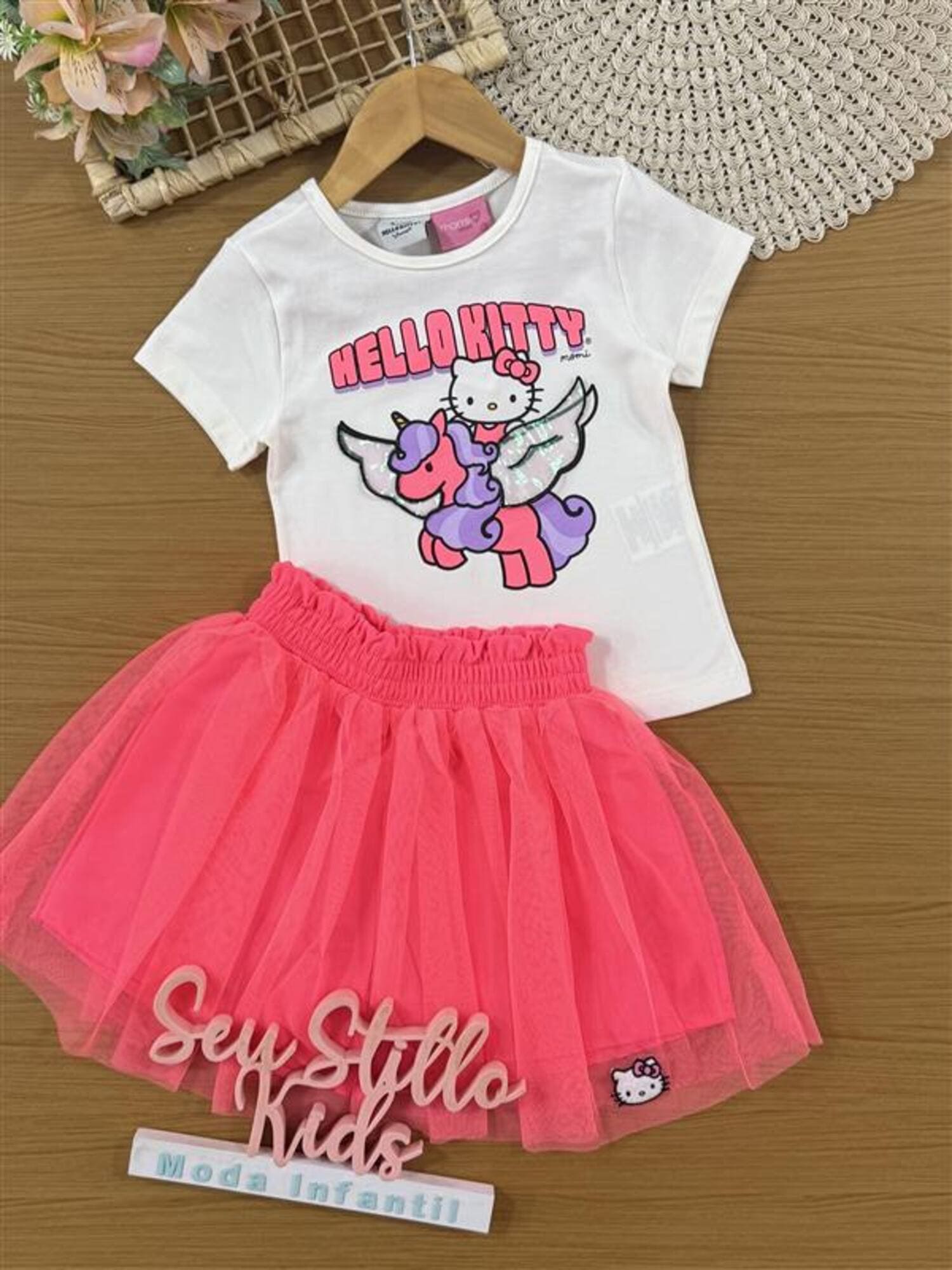 Conjunto Infantil Momi Verão com Saia Rosa em Tule e Blusa Branca Hello Kitty Unicórnio