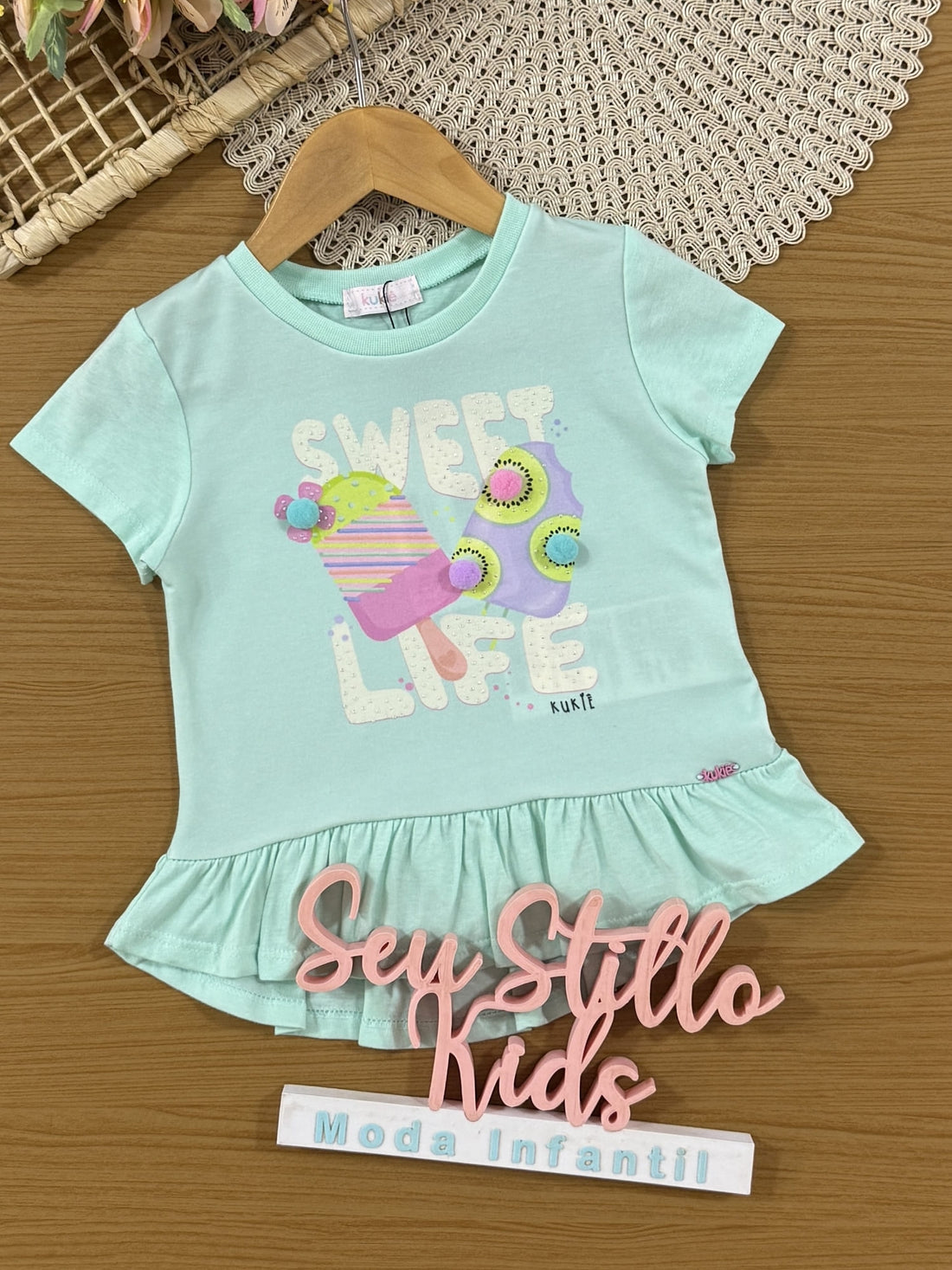 Conjunto Infantil Kukiê Verão com Shorts Ciclista Off White e Blusa Verde Sorvetinho