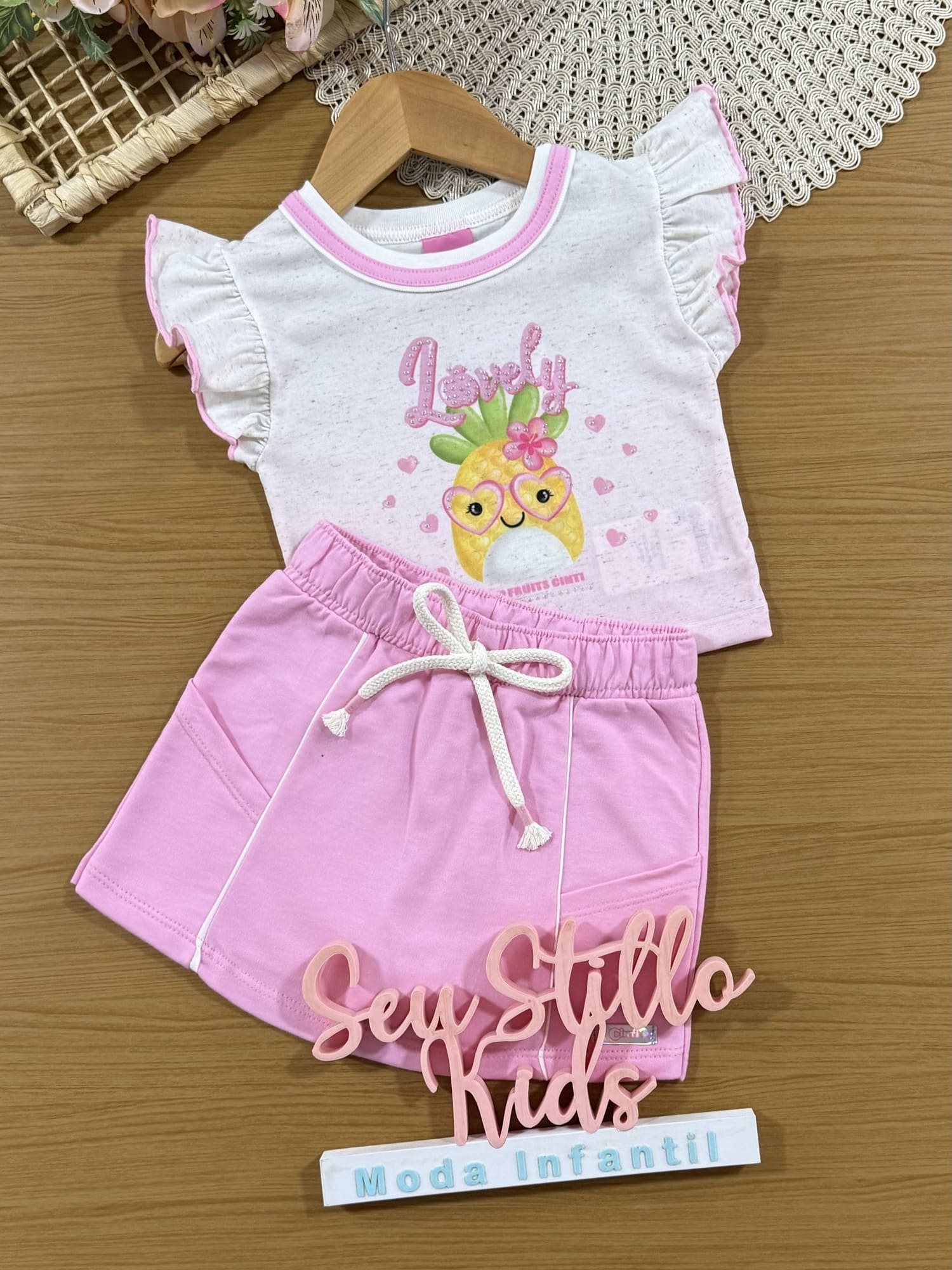 Conjunto Infantil Cinti Verão com Shorts Saia Rosa e Blusa Off White Abacaxi