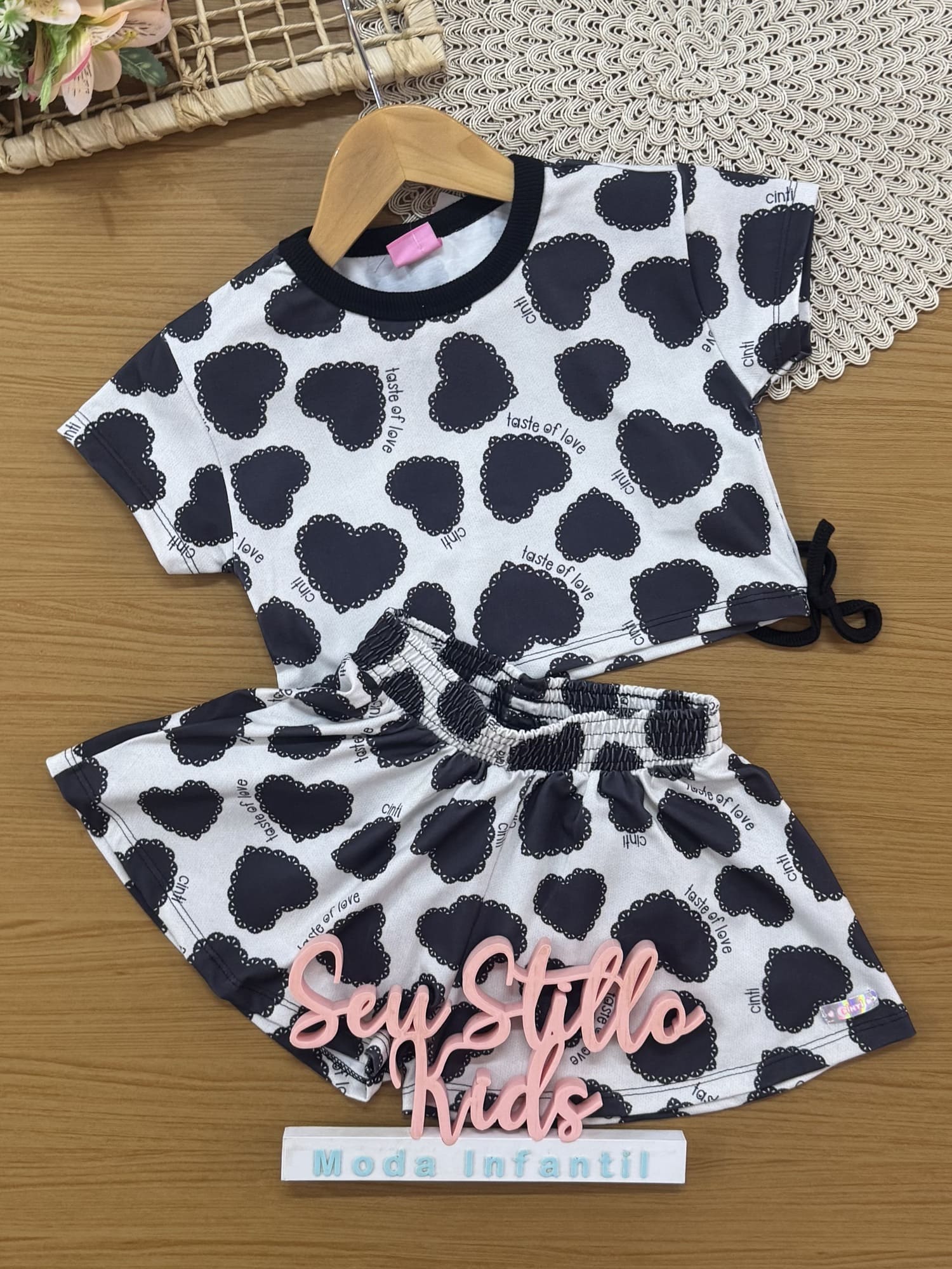 Conjunto Infantil Cinti Verão com Shorts e Blusa Corações Pretos