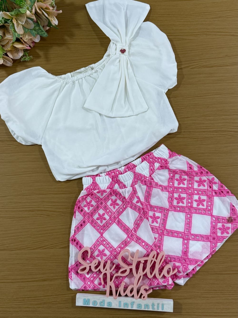 Conjunto Infantil Animê Verão Shorts com Detalhes Rosa e Blusa Branca Balonê
