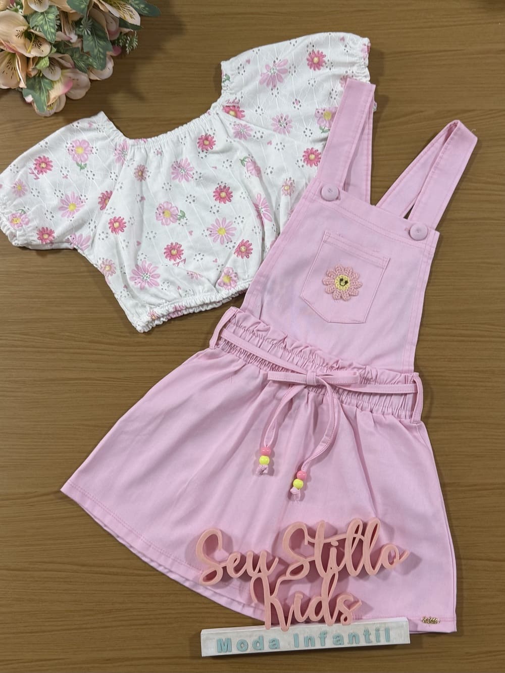Salopete Infantil Kukie Verão Rosa com Blusa Branca Floral