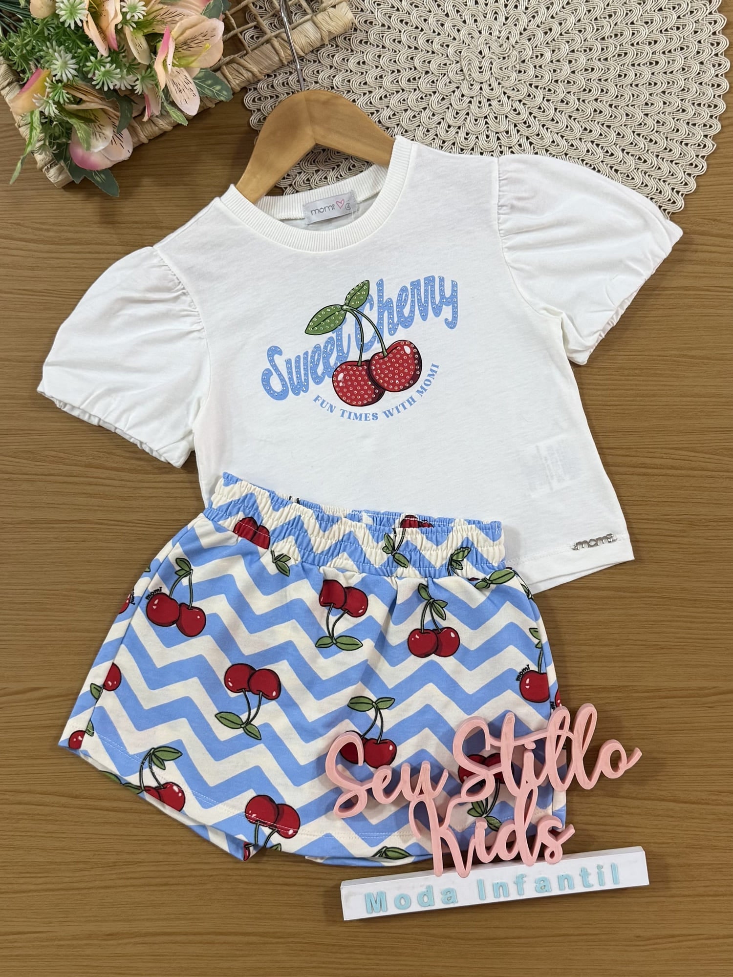 Conjunto Infantil Momi Verão com Short-Saia Azul Listrado e Blusa Branca Cerejinha