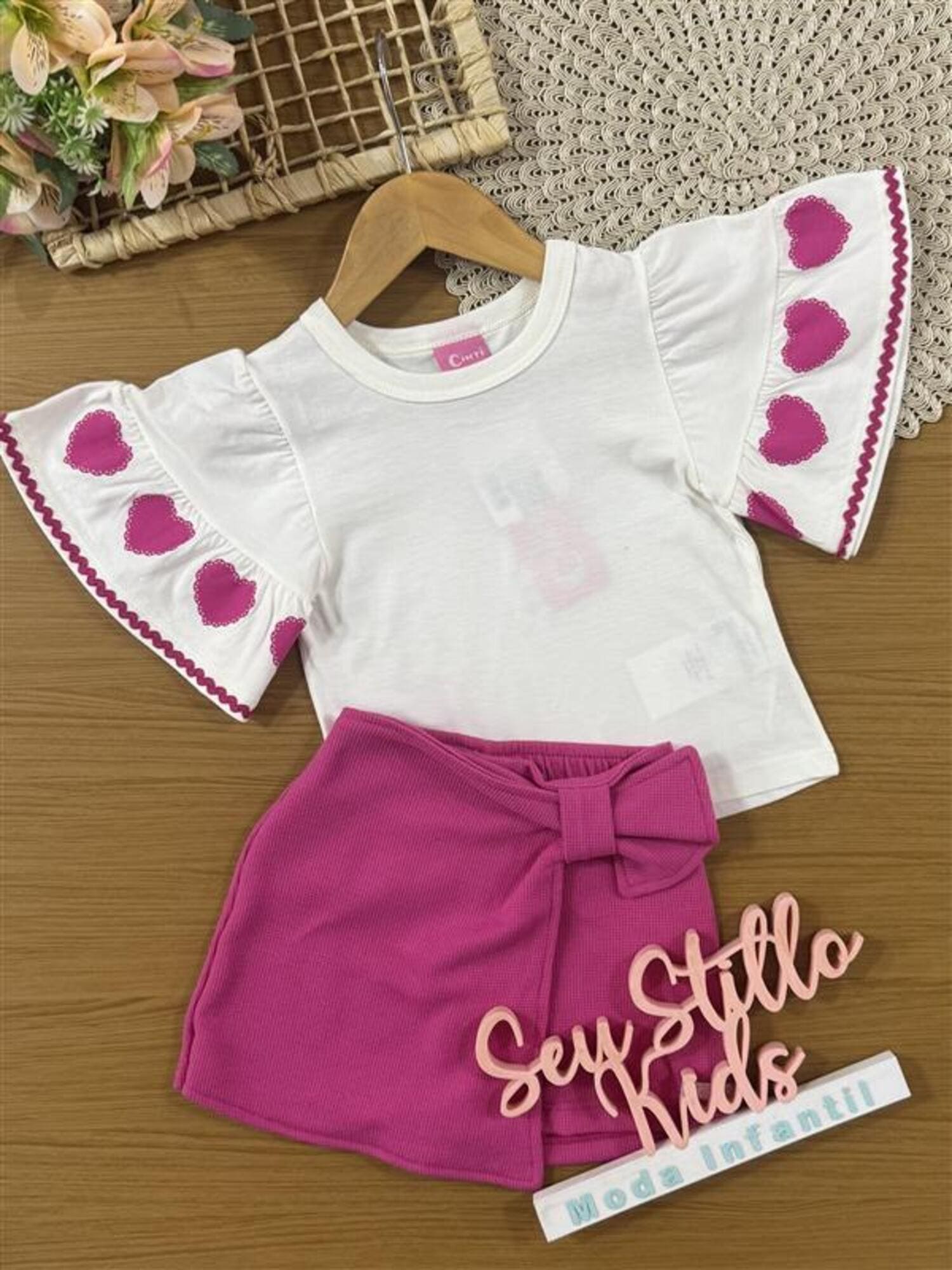 Conjunto Infantil Cinti Verão com Shorts Saia Rosa e Blusa Branca Corações