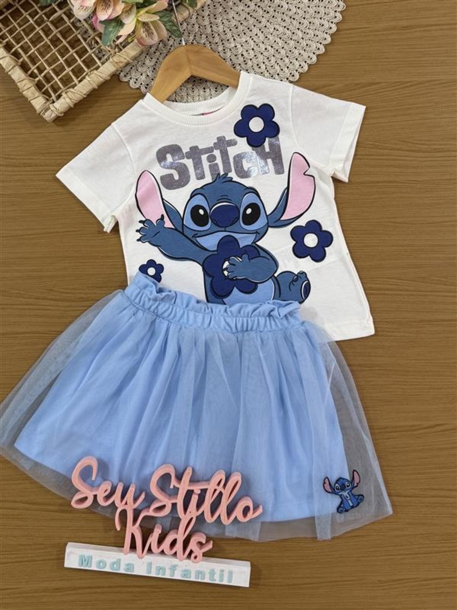 Conjunto Infantil Momi Verão com Saia em Tule Azul e Blusa Branca Stitch Disney
