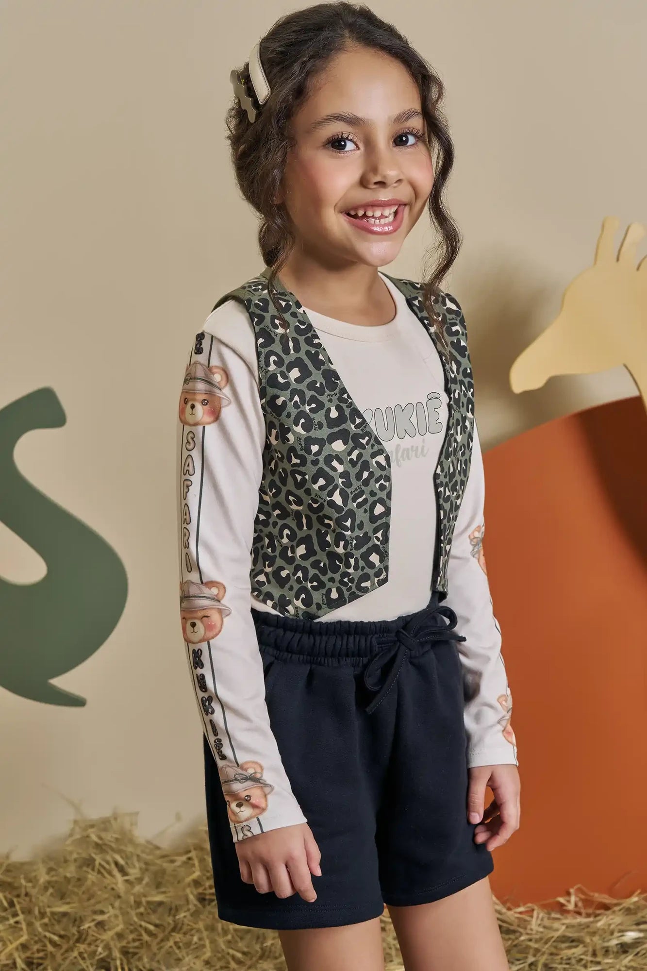 Conjunto Infantil Kukiê Inverno com Shorts, Colete e Blusa Bege Manga Longa Safari