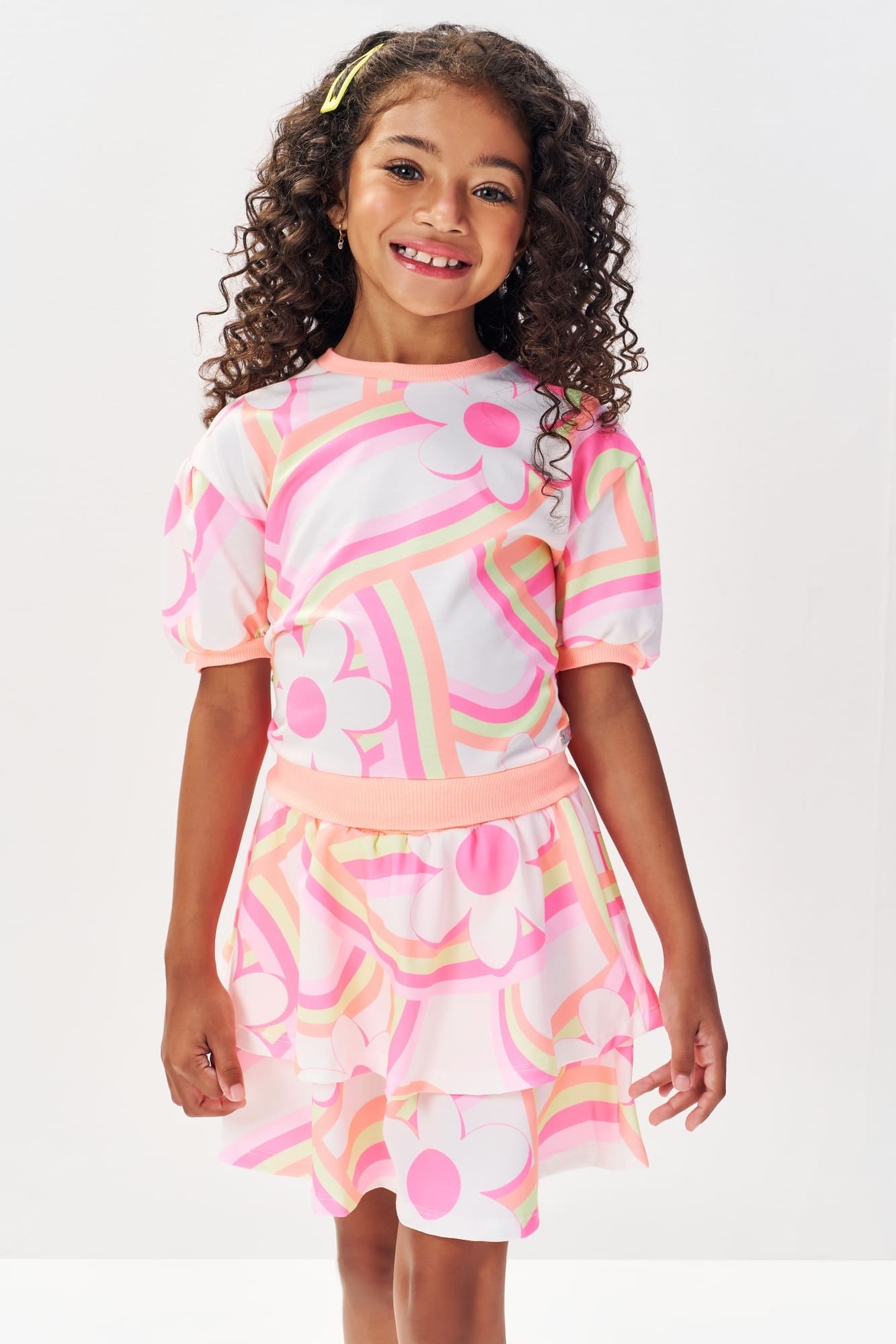 Conjunto Infantil Cinti Verão com Shorts e Blusa Branca Arco-íris Floral