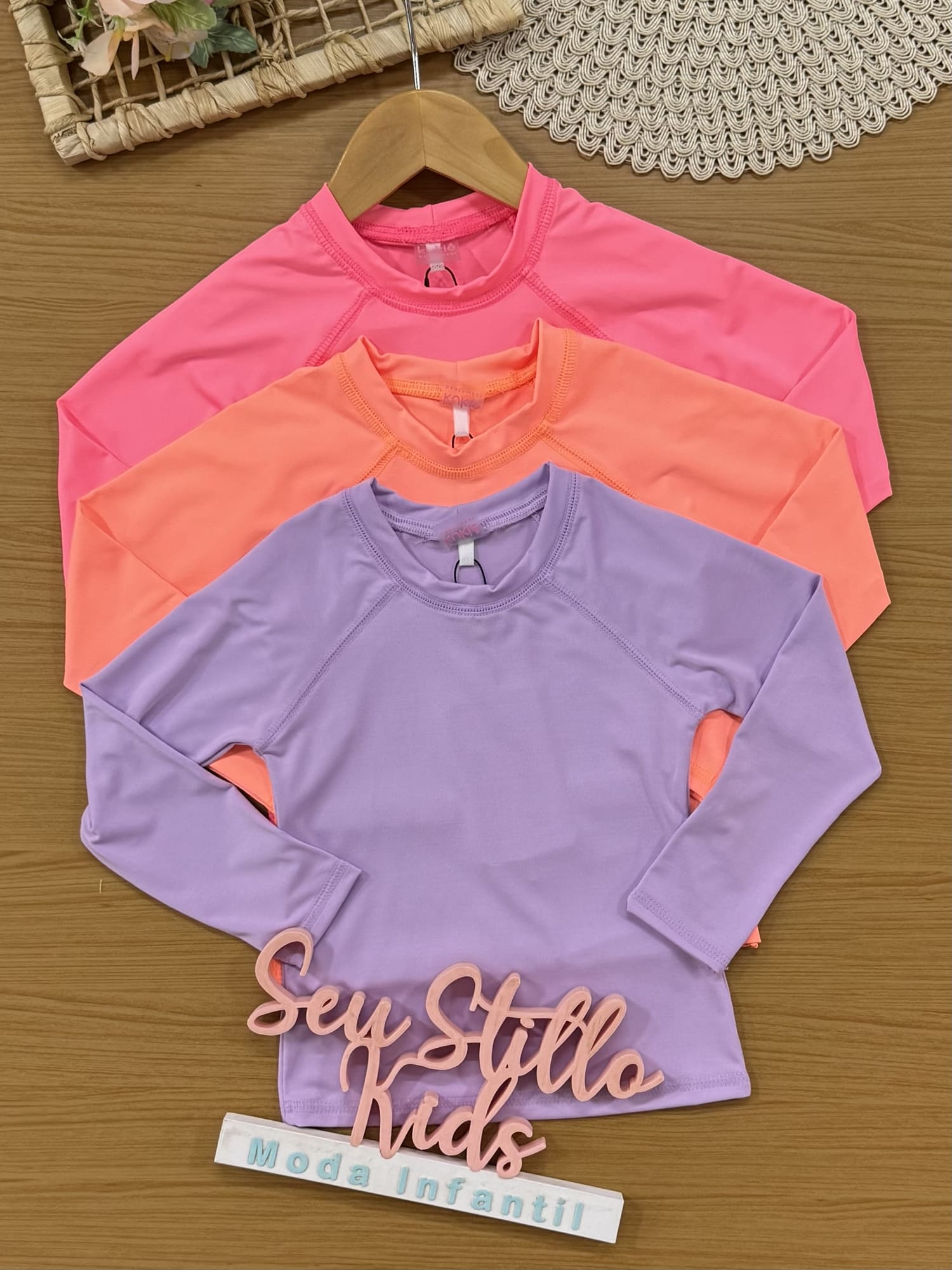 Blusa Infantil Manga Longa com Proteção Solar Kukiê Verão Laranja Neon