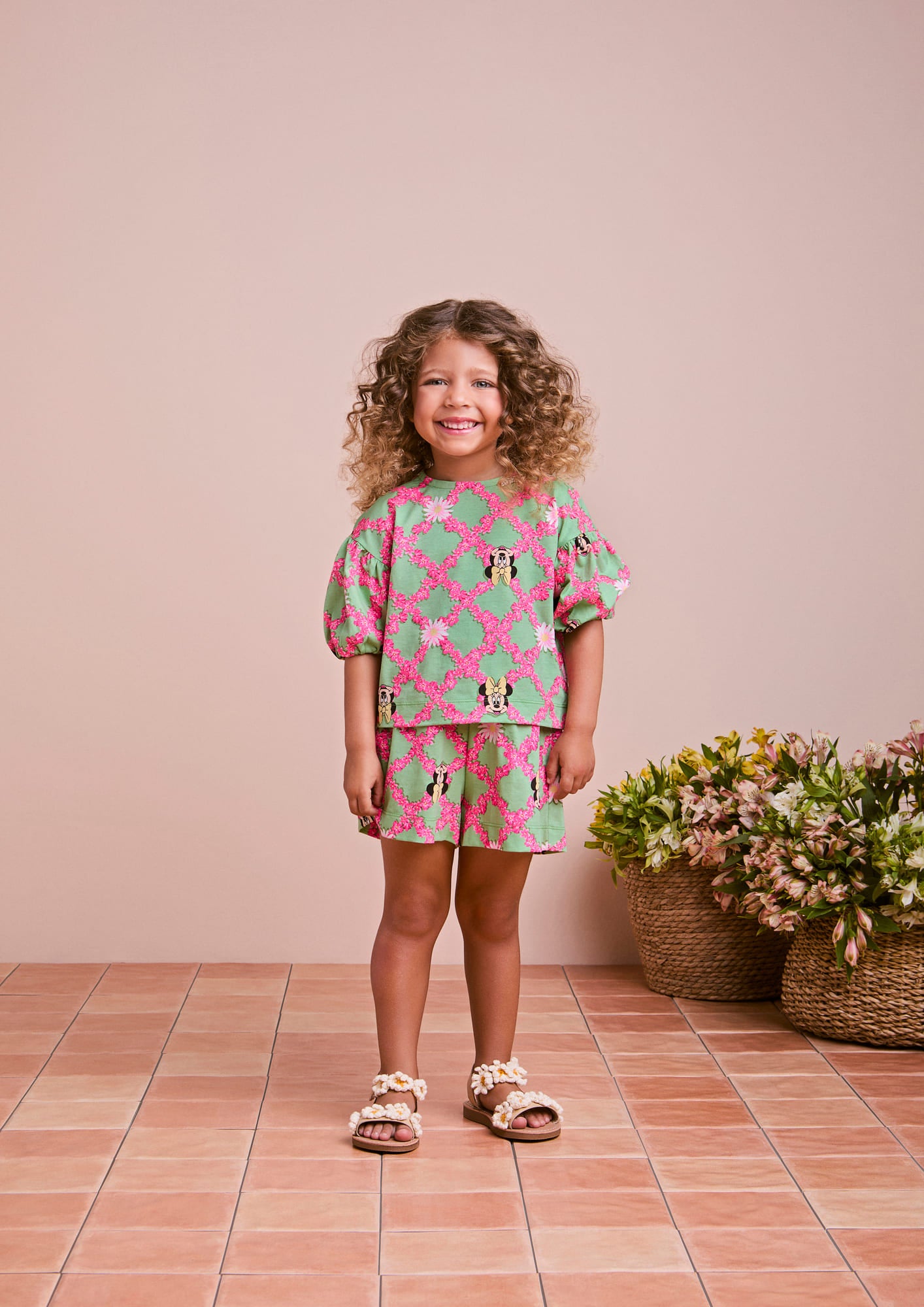 Conjunto Infantil Animê Verão com Shorts e Blusa Verde Minnie Floral Disney