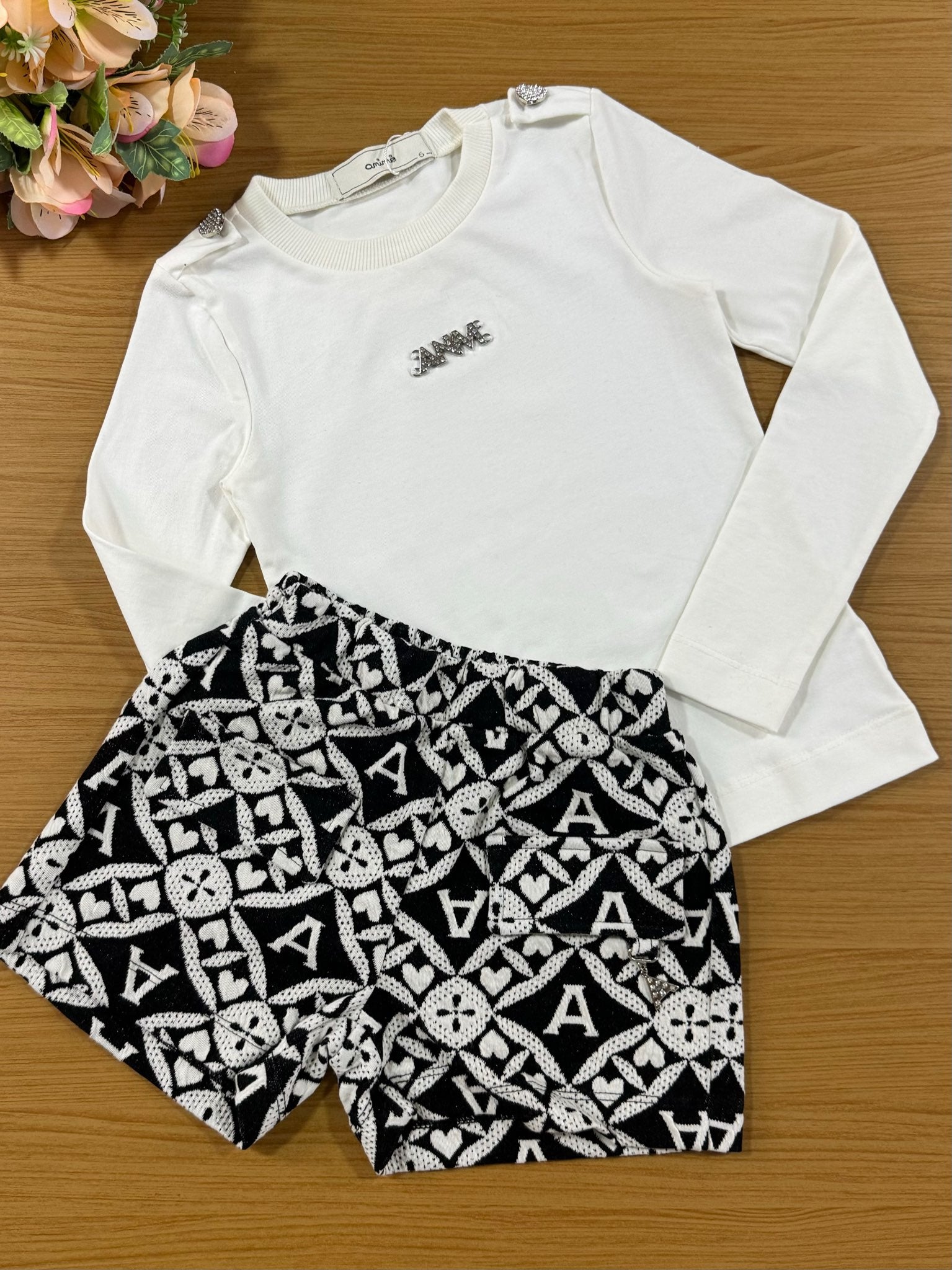 Conjunto Infantil Animê Inverno Shorts Corações e Blusa Off White