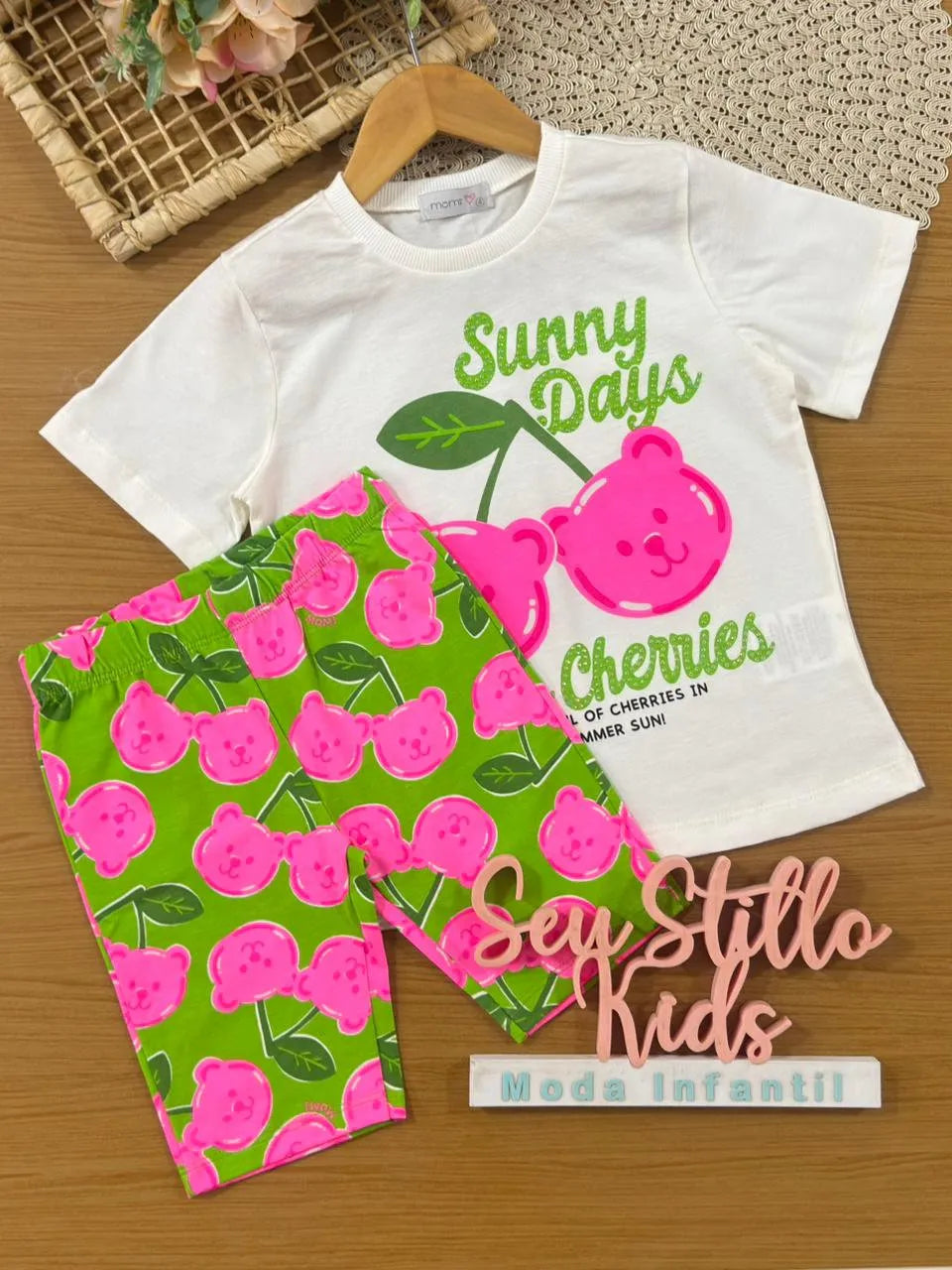 Conjunto Infantil Menina Momi com Shorts Ciclista Verde e Blusa Branca Ursinhos Cereja