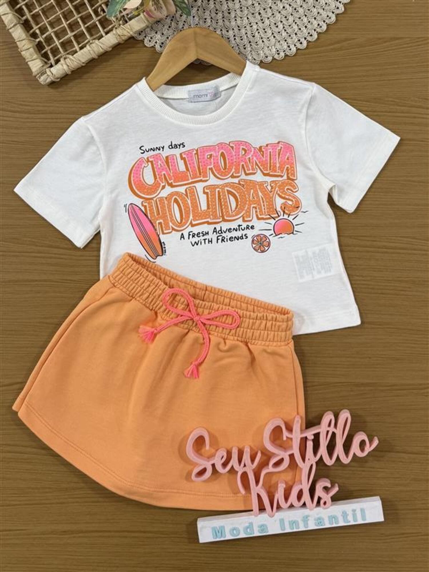 Conjunto Infantil Momi Verão com Shorts Saia Laranja e Blusa Branca California