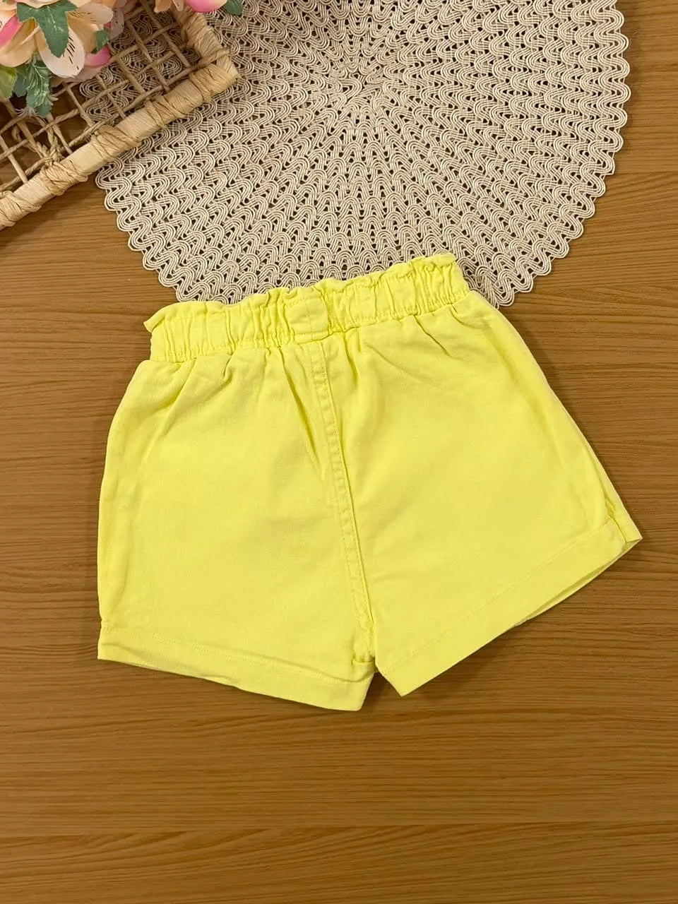 Shorts Saia Infantil Momi em Sarja Amarelo com Pingente