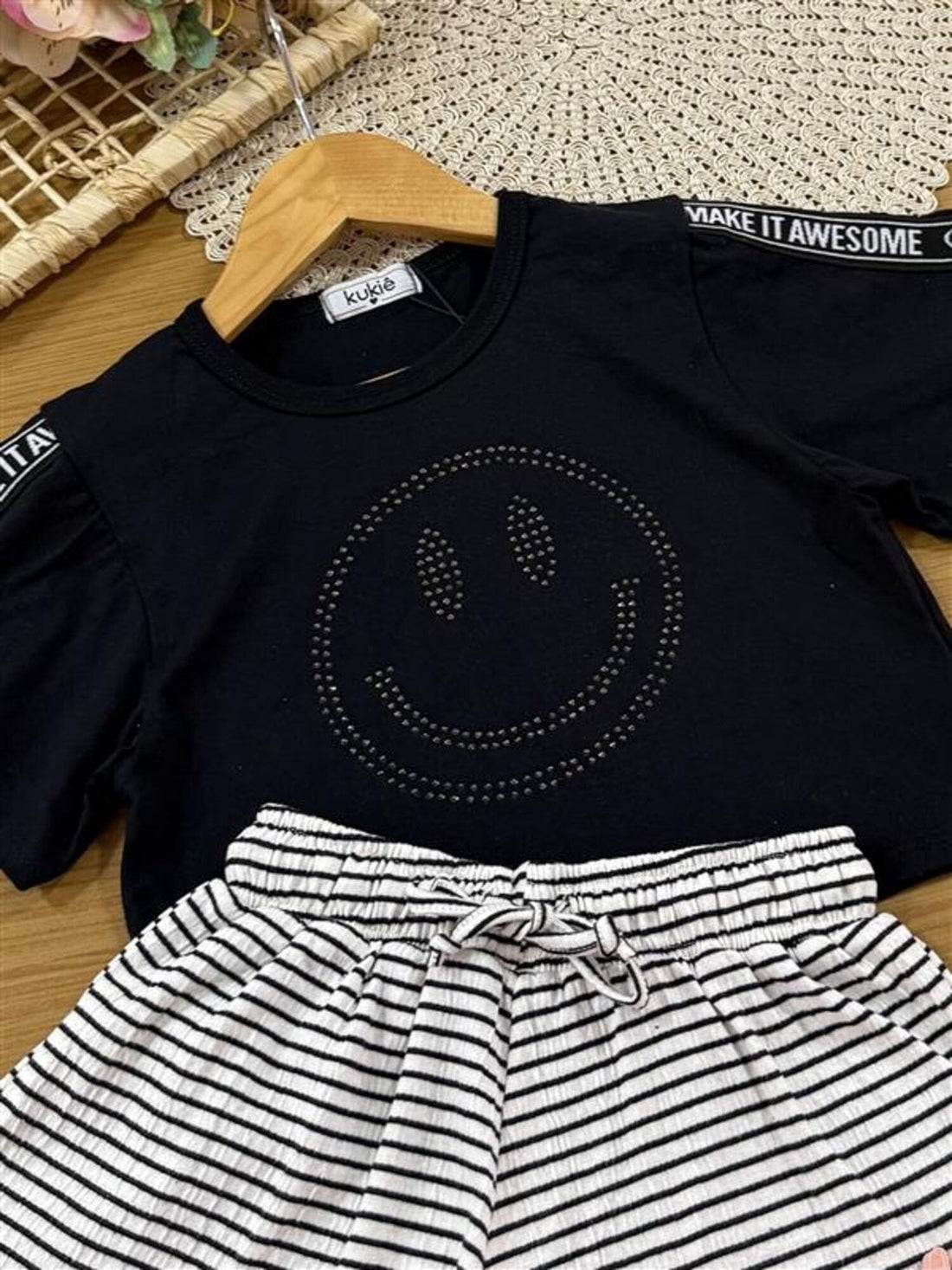 Conjunto Infantil Kukiê Verão com Shorts Listrado e Blusa Preta Emoji