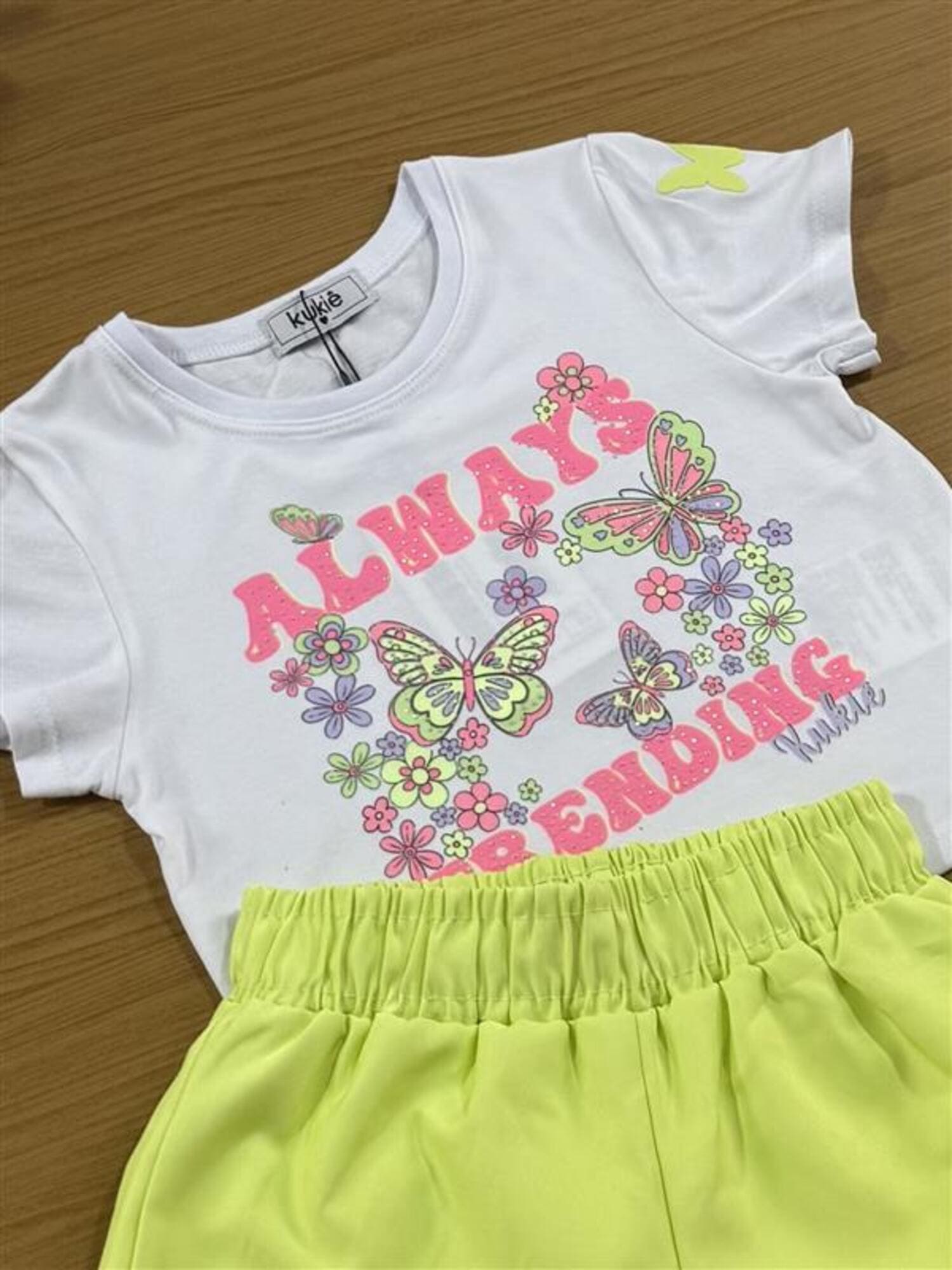 Conjunto Infantil Kukiê com Shorts Verde Neon e Blusa Manga Curta Borboletas