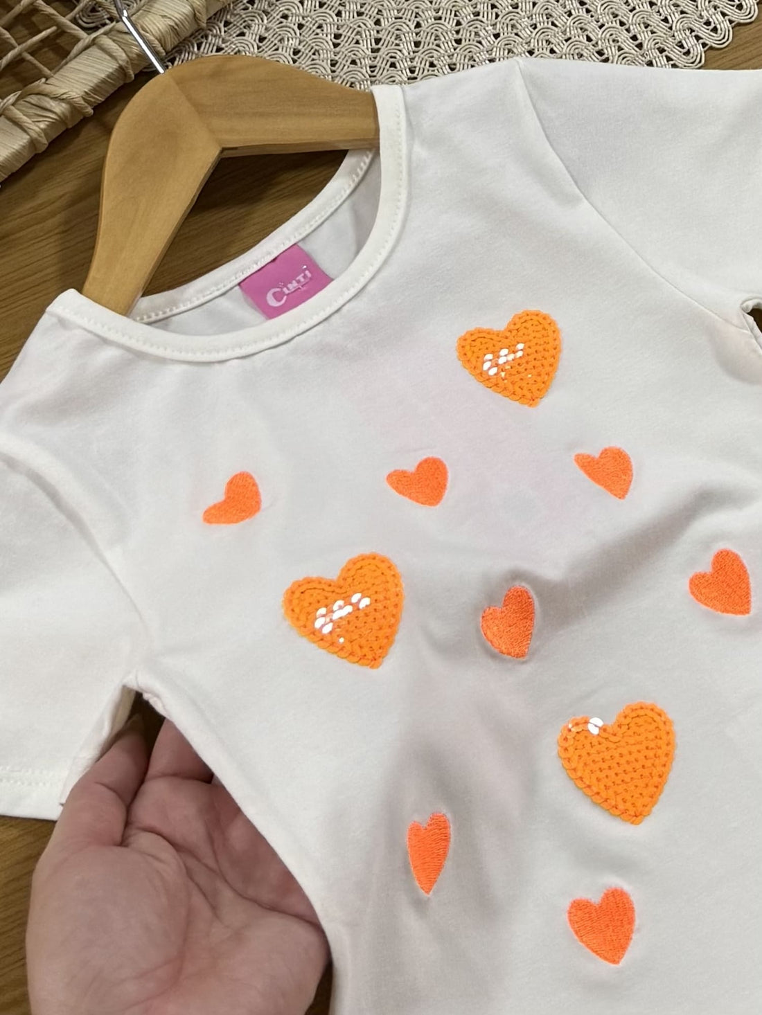 Blusa Infantil Cinti Verão Branca com Corações Laranja