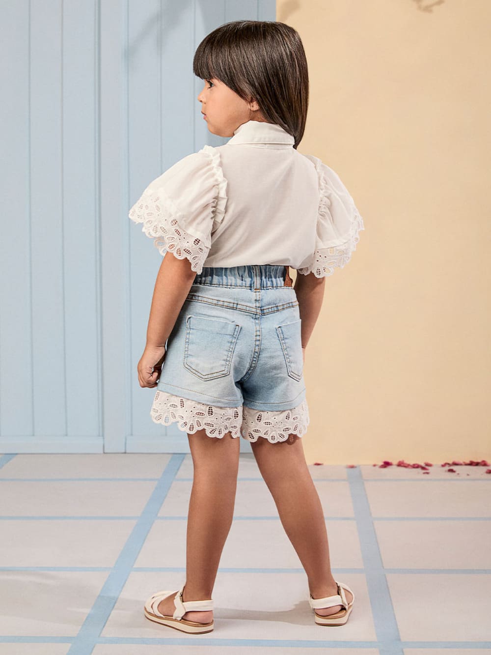 Conjunto Infantil Animê Verão Shorts Jeans e Camisa Branca com Bordado Inglês