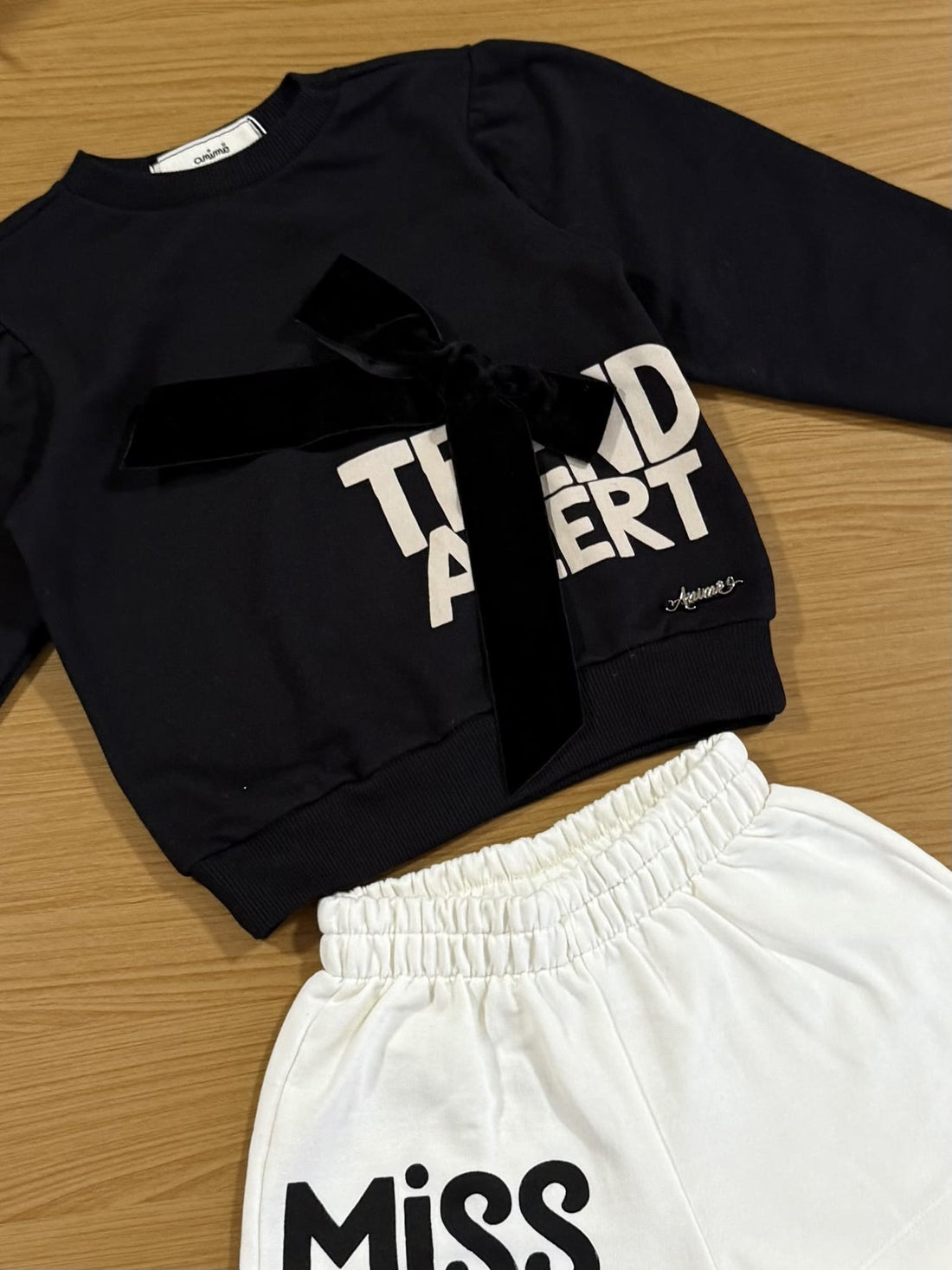 Conjunto Infantil Animê Inverno com Short Branco e Casaco Preto com Laço