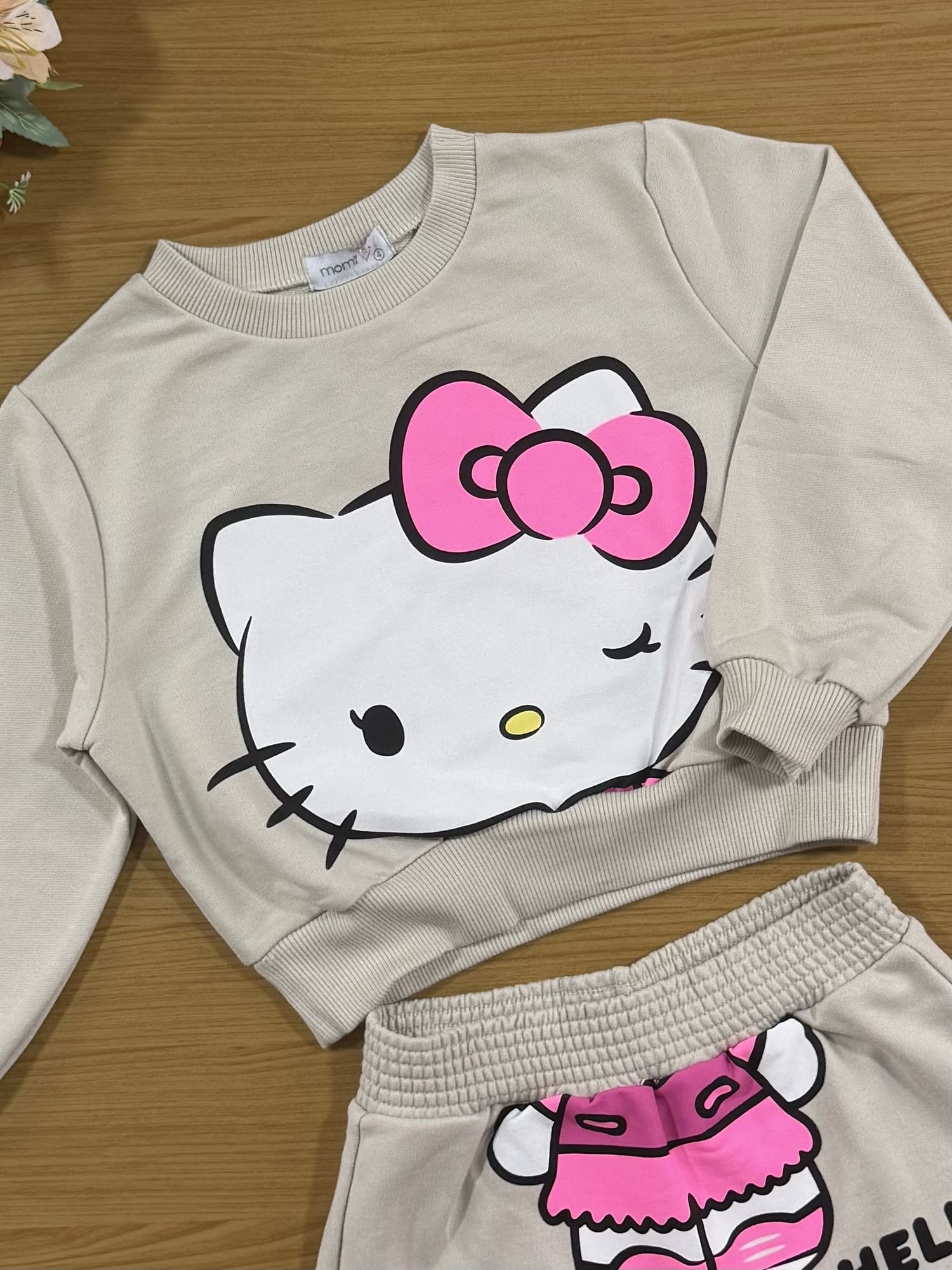 Conjunto Infantil Momi Inverno Short Saia e Casaco Bege Hello Kitty