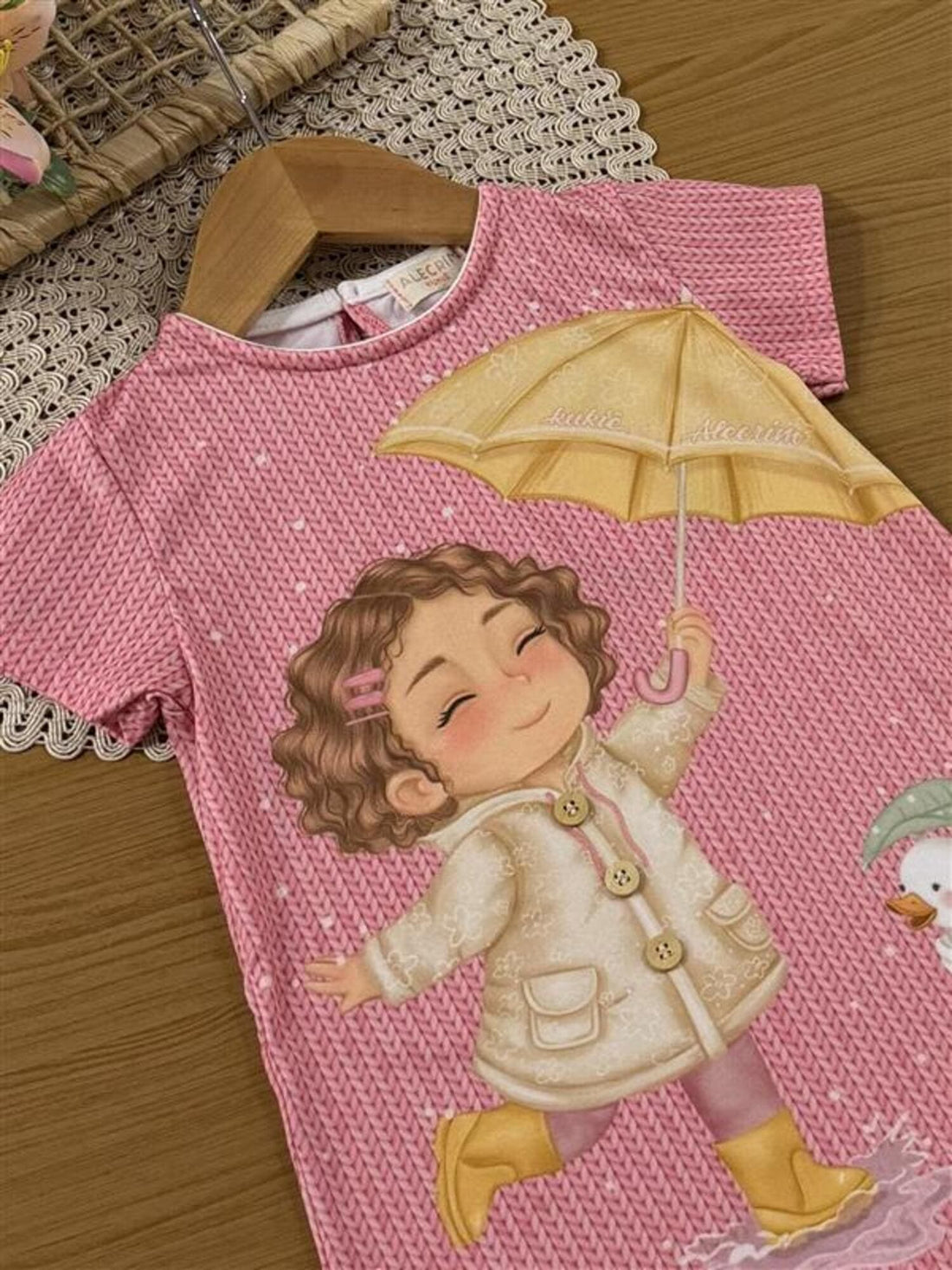 Vestido Infantil Kukiê Inverno Manga Curta Rosa Menininha na Chuva