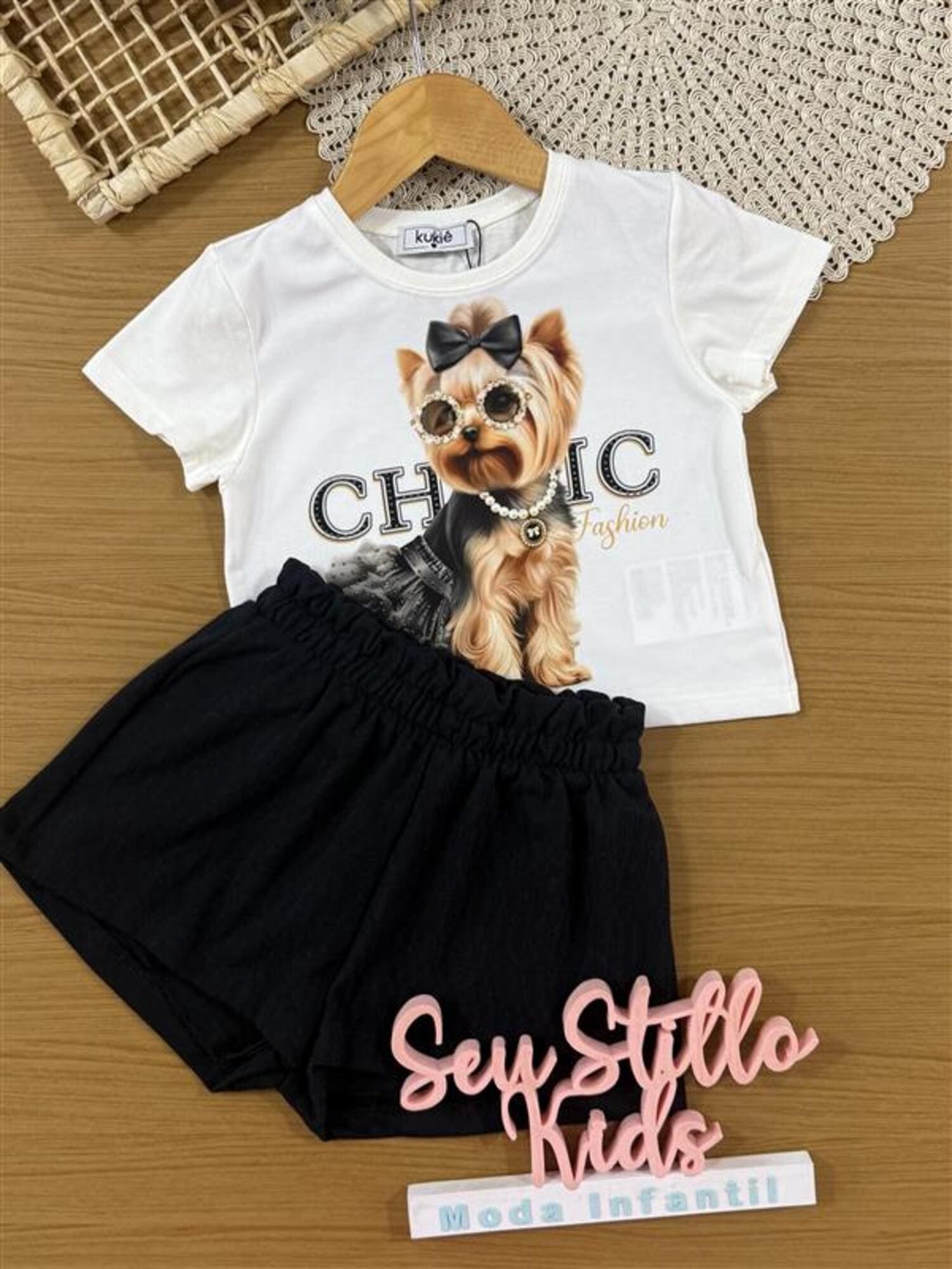 Conjunto Infantil Kukiê Verão com Shorts Preto e Blusa Branca Cachorrinha
