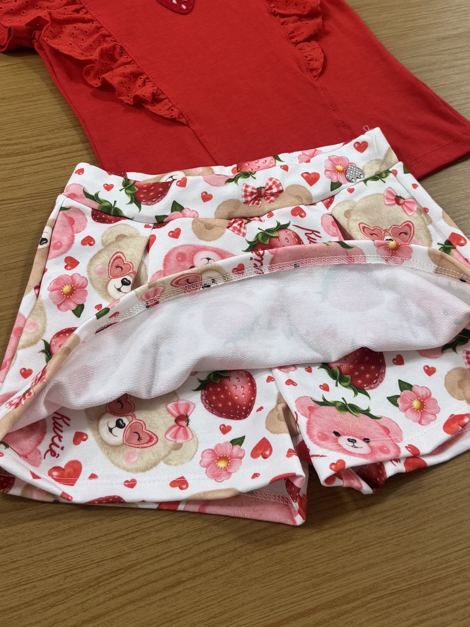 Conjunto Infantil Kukiê Verão com Shorts Saia Branco e Blusa Vermelha Moranguinho