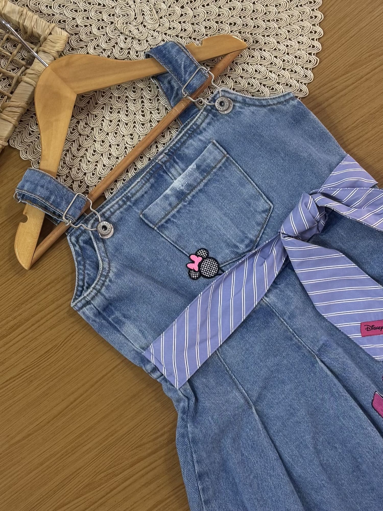 Salopete Infantil Animê Verão Jeans com Laço Minnie Disney
