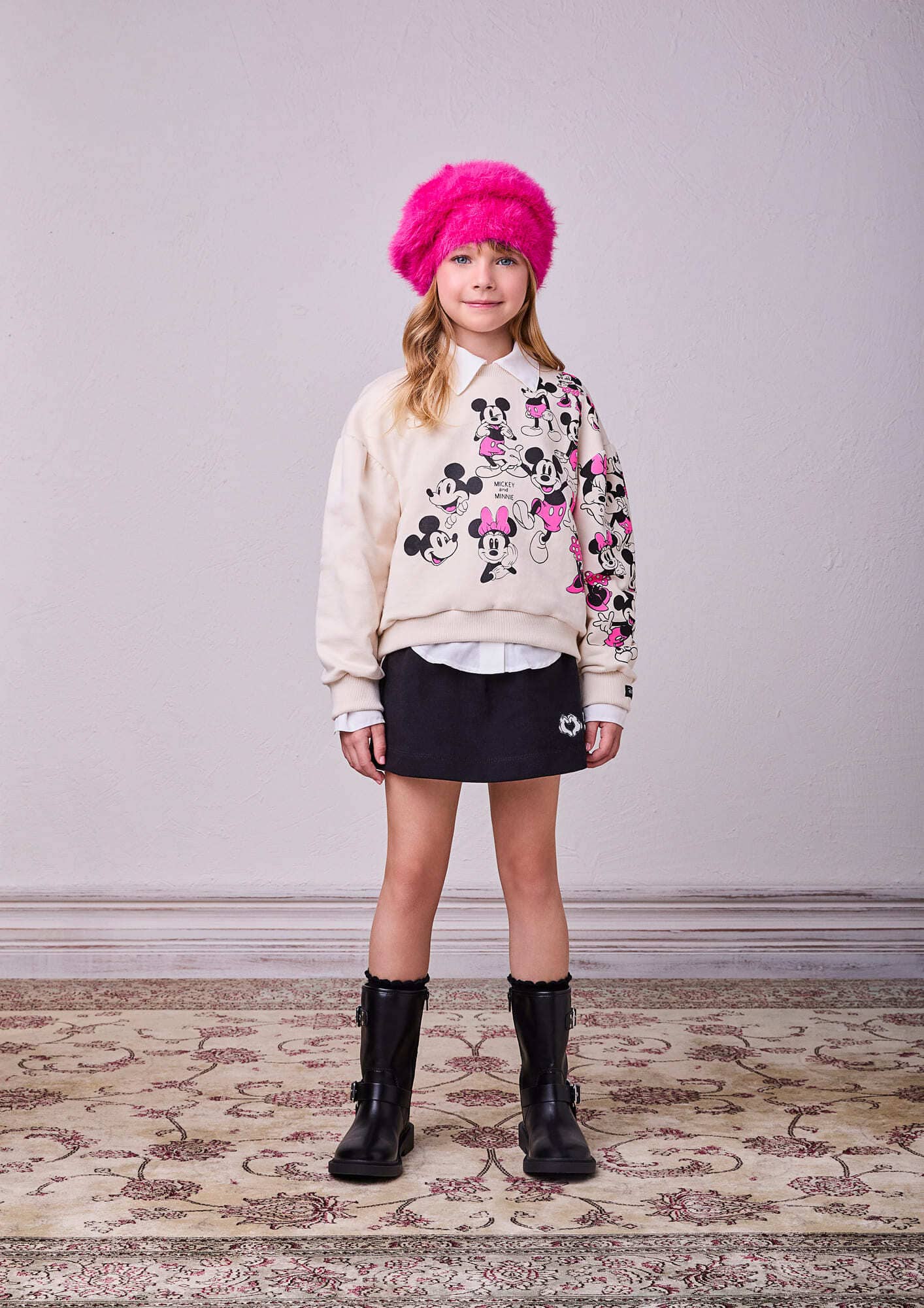 Conjunto Infantil Animê Inverno com Shorts Saia Preta e Casaco Bege Minnie e Mickey Disney