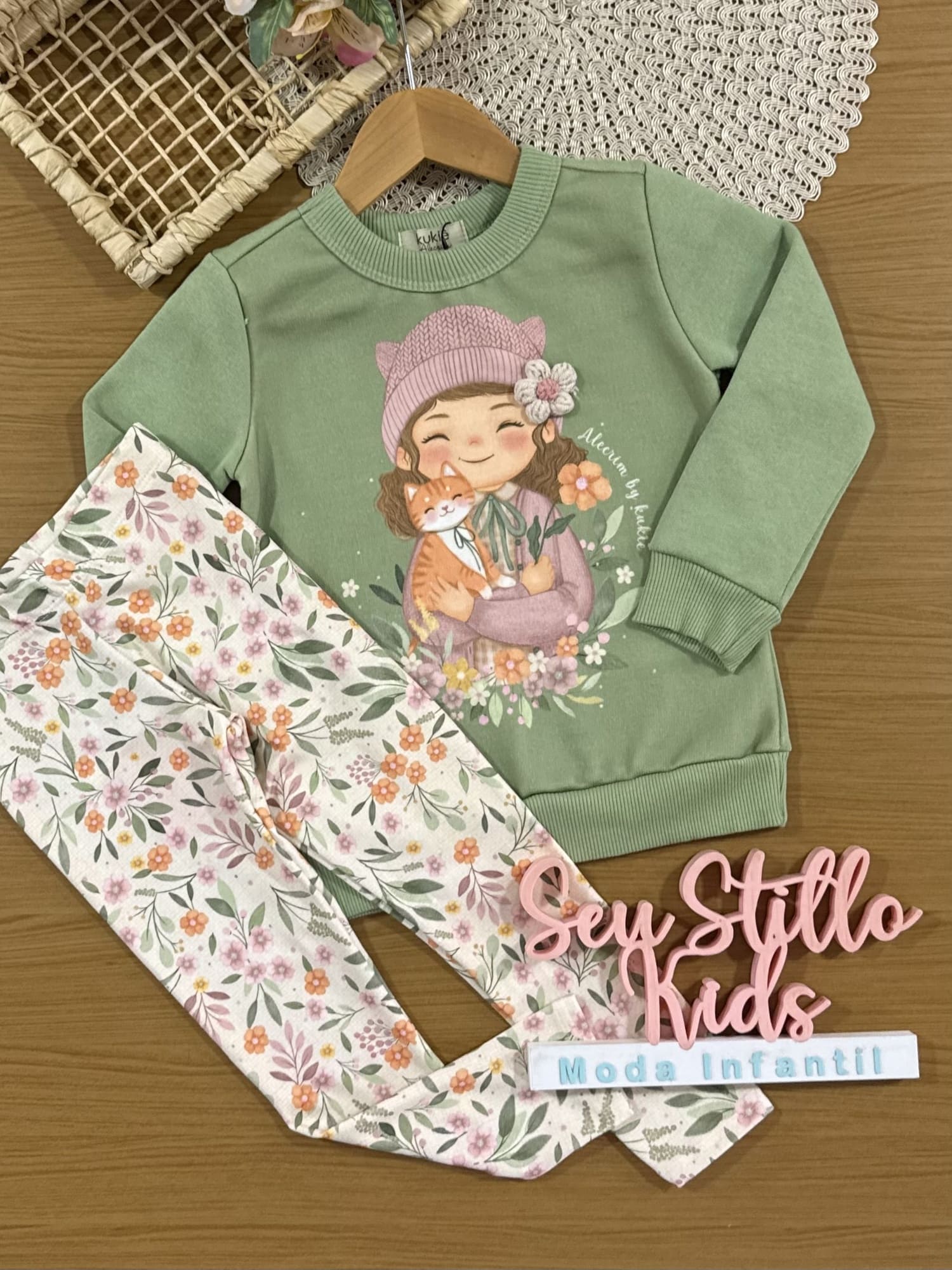 Conjunto Infantil Kukiê Inverno com Calça Legging e Casaco Verde Menina do Campo