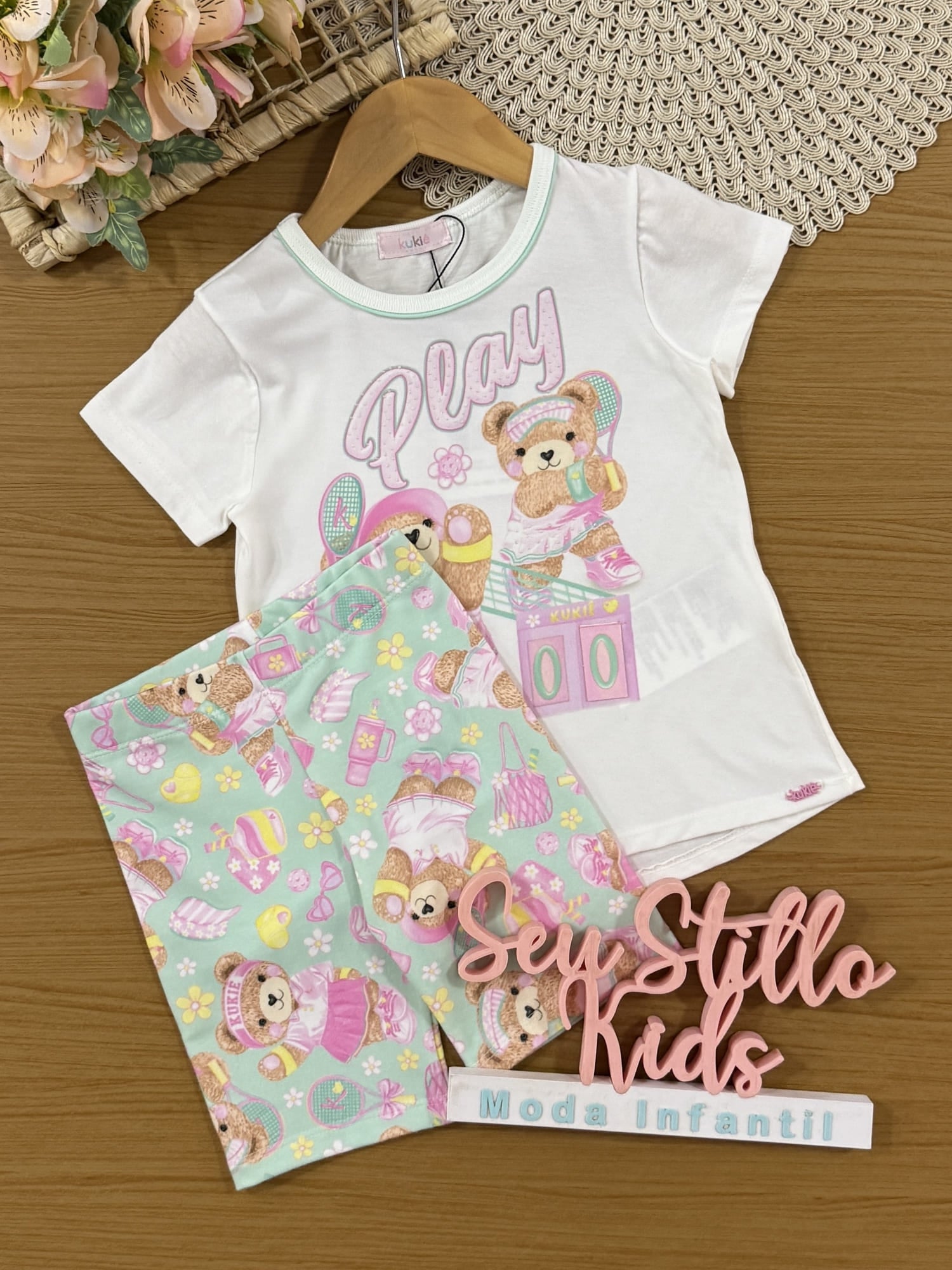 Conjunto Infantil Kukiê Verão com Shorts Ciclista Verde e Blusa Branca Ursinhas Tênista