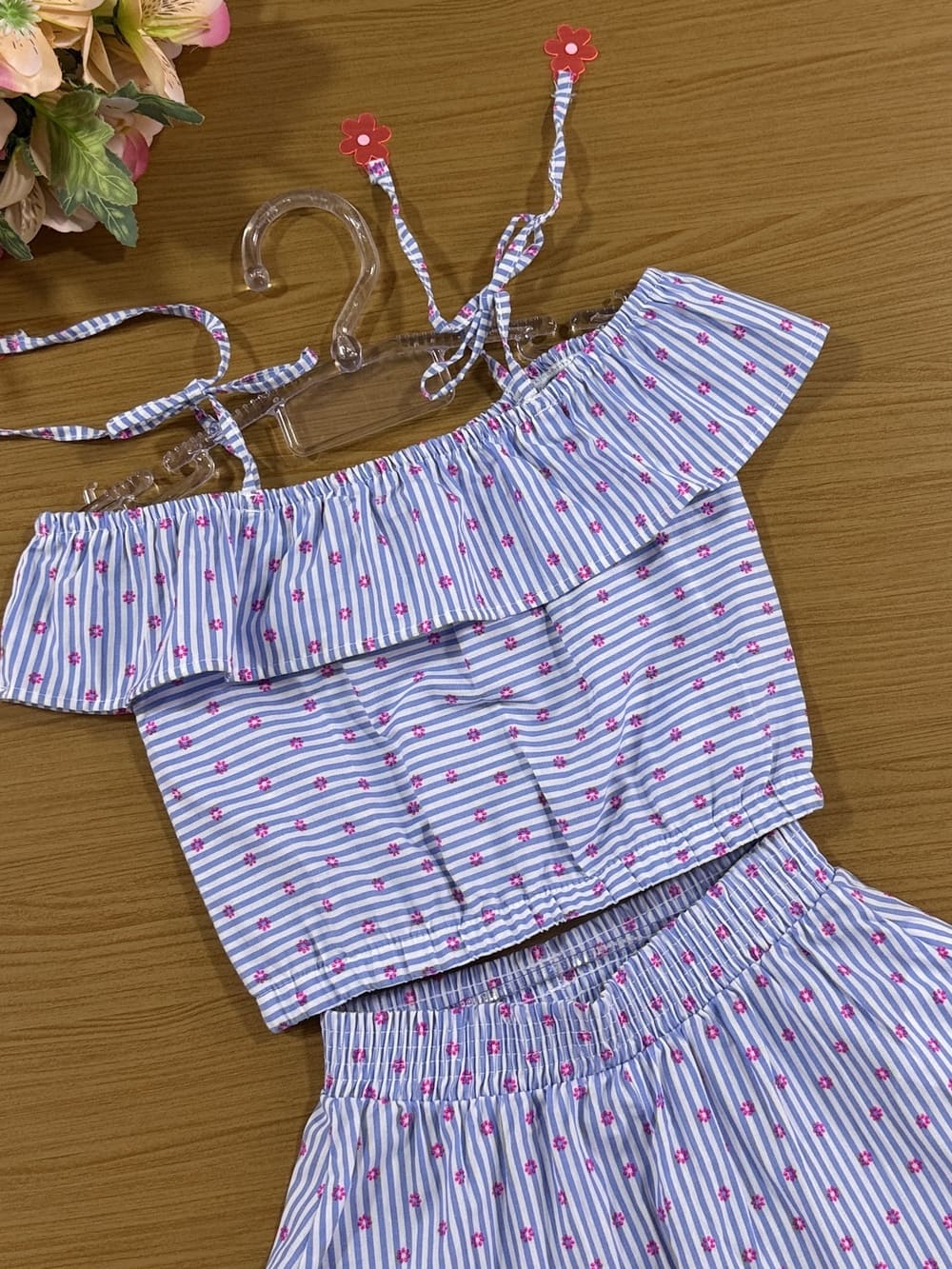 Conjunto Infantil Catavento Verão Shorts e Blusa Azul Listrada com Florzinhas
