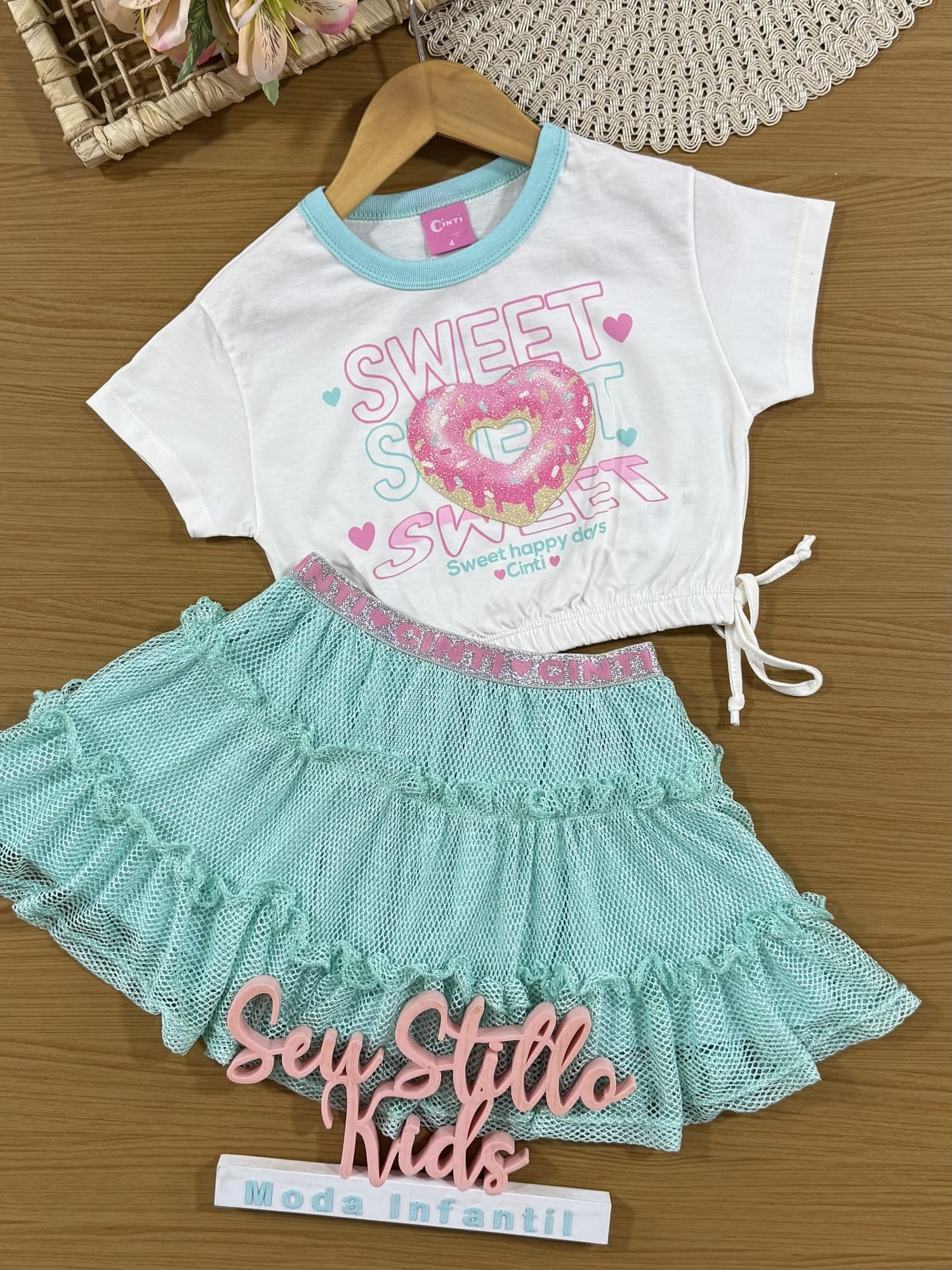 Conjunto Infantil Cinti Verão com Saia Azul em Tela e Blusa Branca Rosquinha