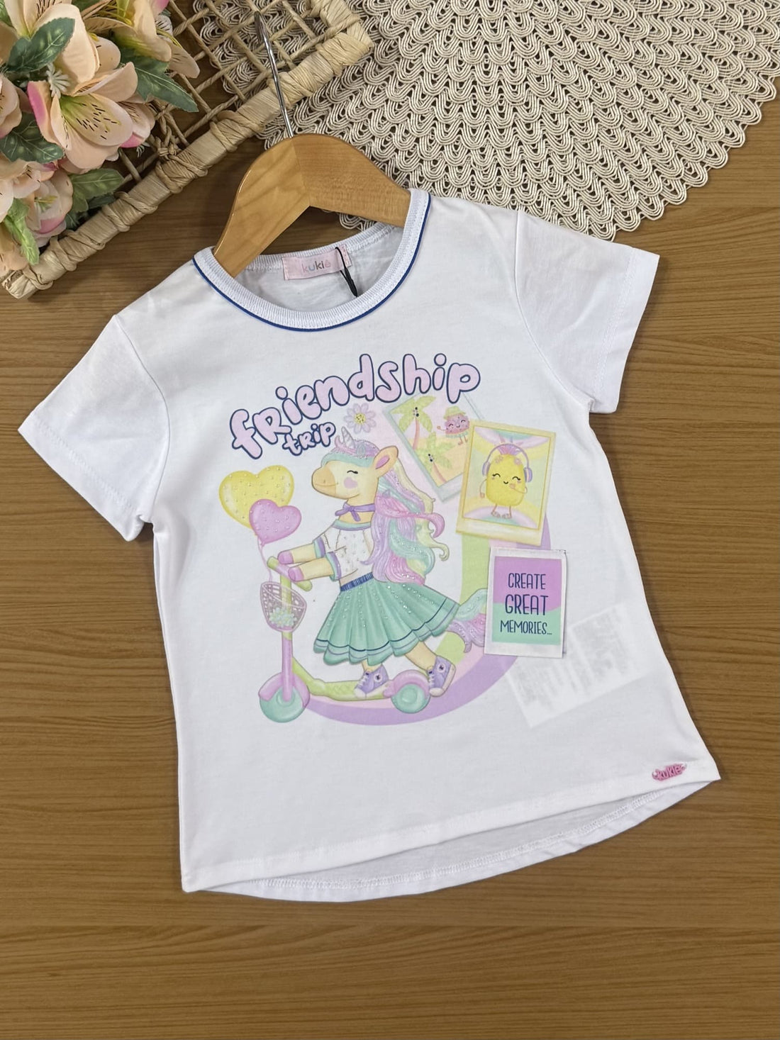 Conjunto Infantil Kukiê Verão com Shorts Ciclista Azul e Blusa Branca Friends Ship