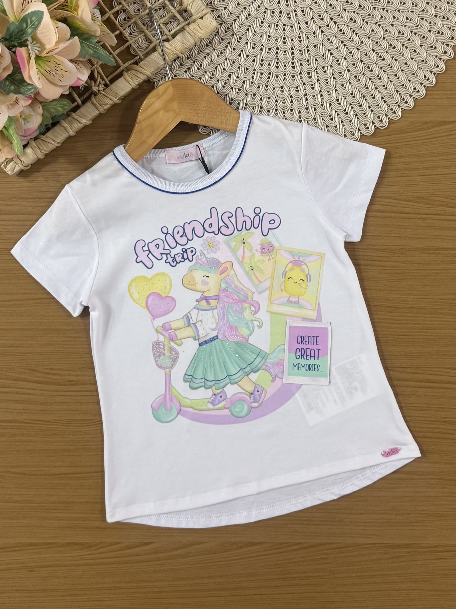 Conjunto Infantil Kukiê Verão com Shorts Ciclista Azul e Blusa Branca Friends Ship