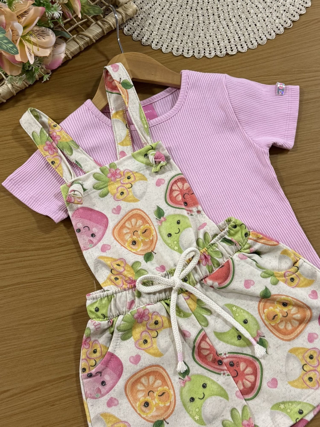 Jardineira Infantil Cinti Verão Frutinhas com Blusa Rosa