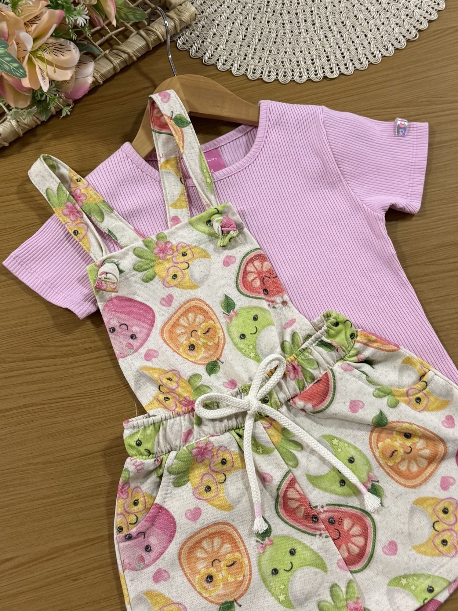 Jardineira Infantil Cinti Verão Frutinhas com Blusa Rosa