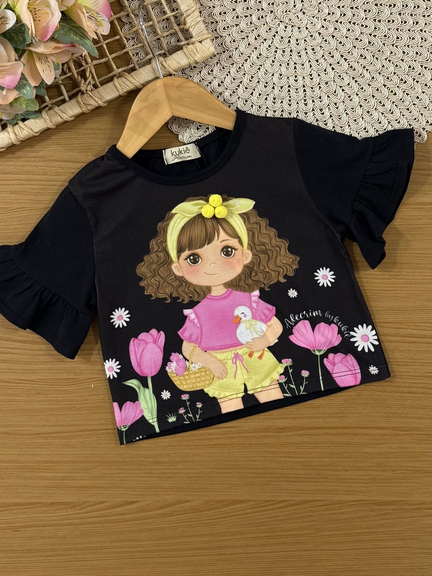 Conjunto Infantil Kukiê Verão Shorts Off White com Laço e Blusa Preta Menininha