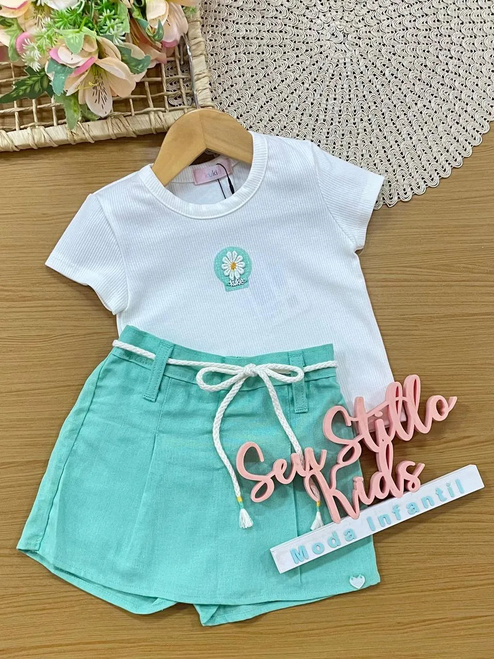 Conjunto Infantil Menina Kukiê com Shorts Saia Verde e Blusa Florzinha