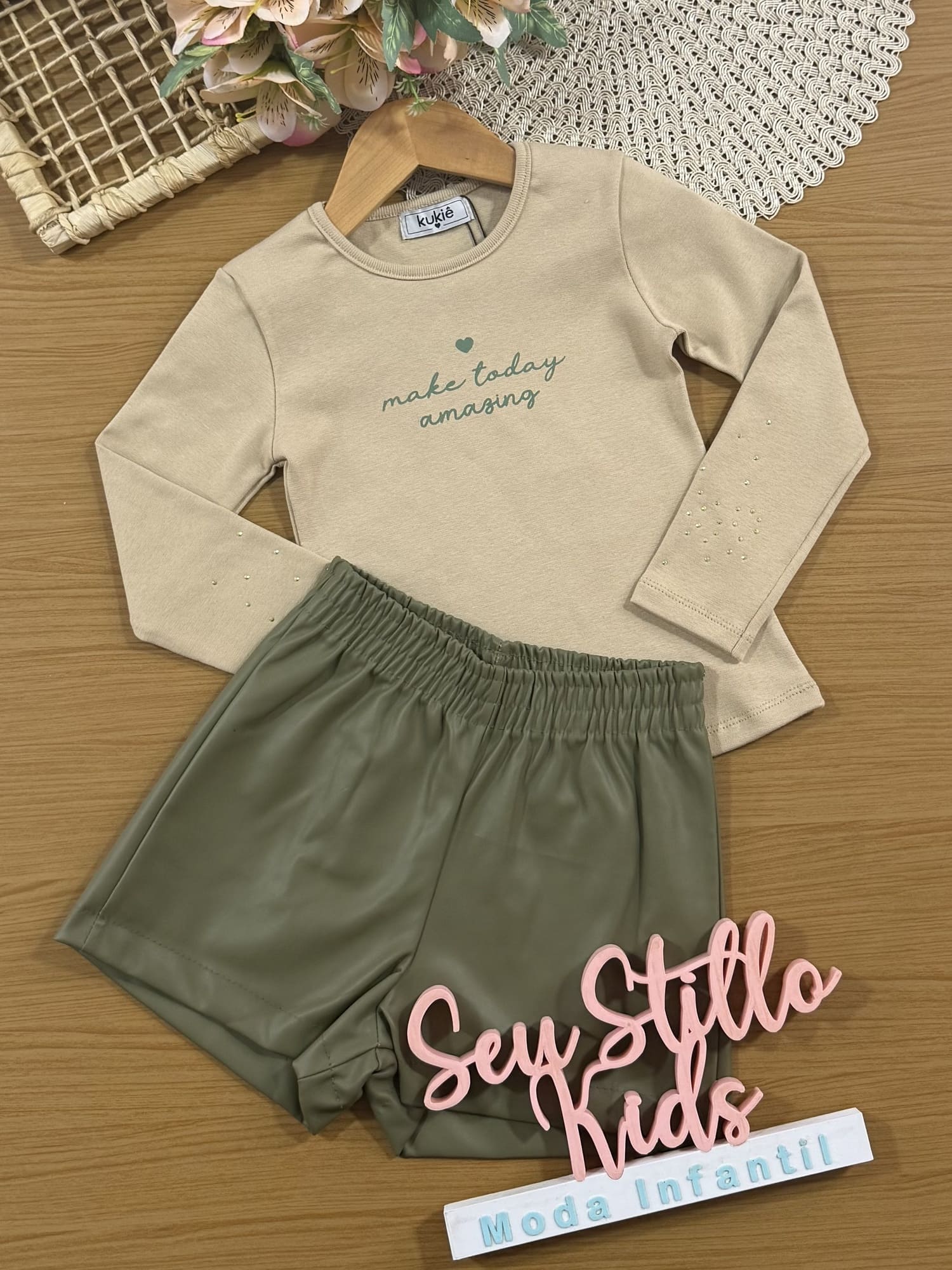 Conjunto Infantil Kukiê Inverno com Shorts Verde e Blusa Manga Longa Bege Amazing