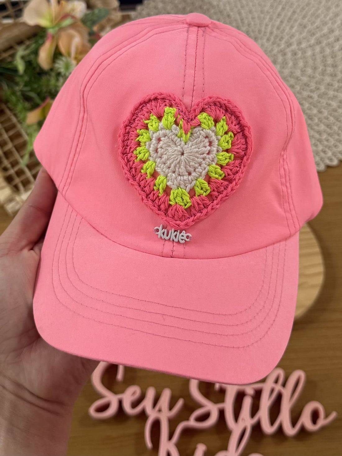 Boné Infantil Kukiê Verão Rosa Coração Tricô