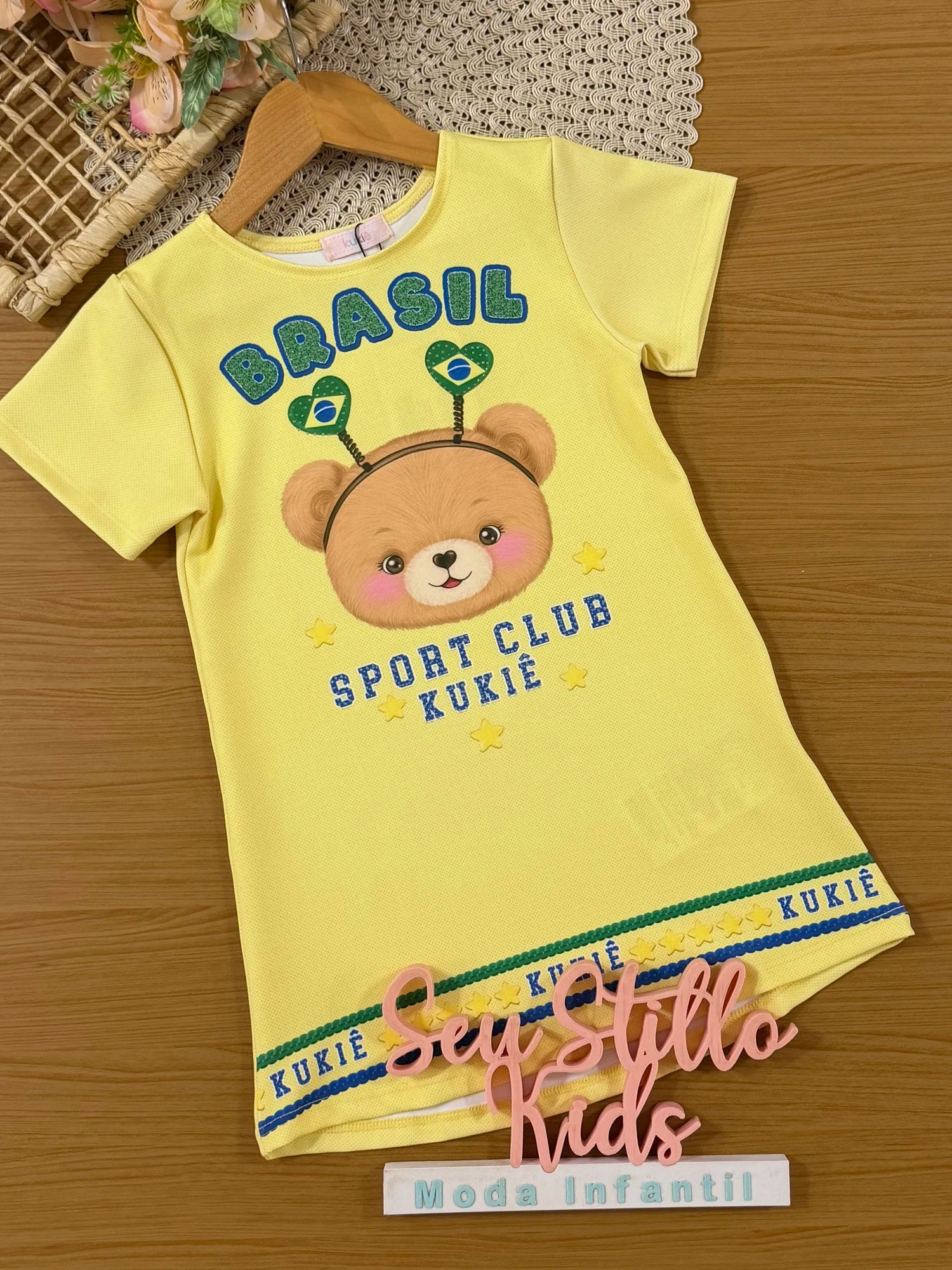 Vestido Infantil Kukiê Amarelo Ursinha Brasil Copa do Mundo