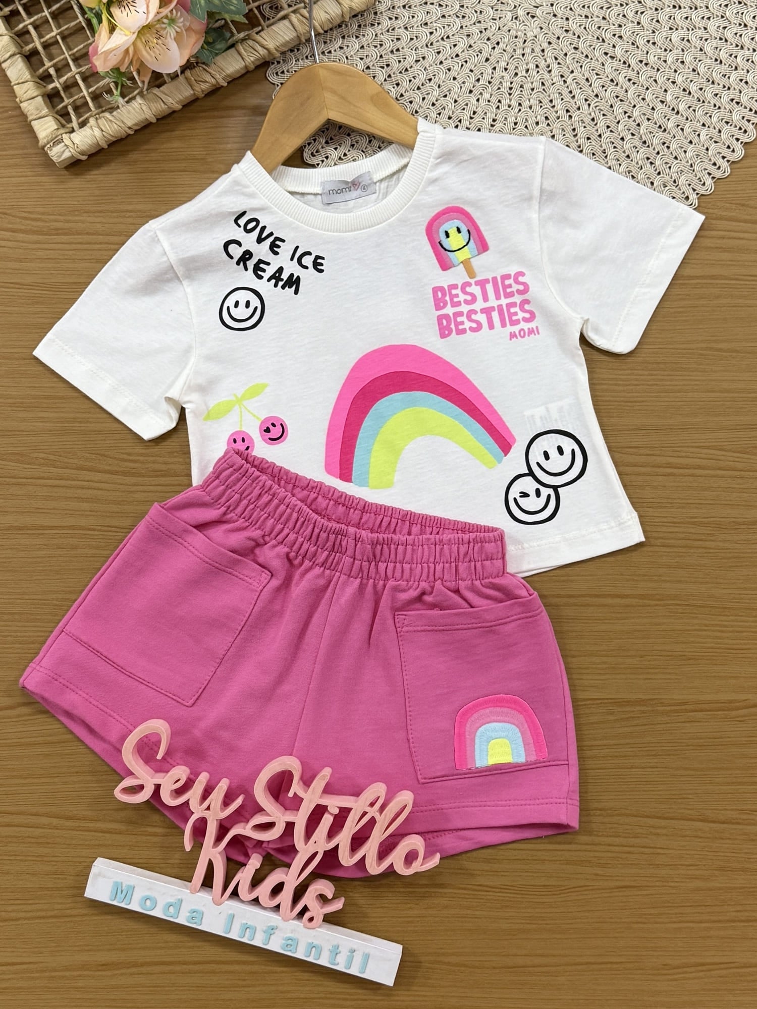 Conjunto Infantil Momi Verão com Short Rosa e Blusa Branca Arco-Íris