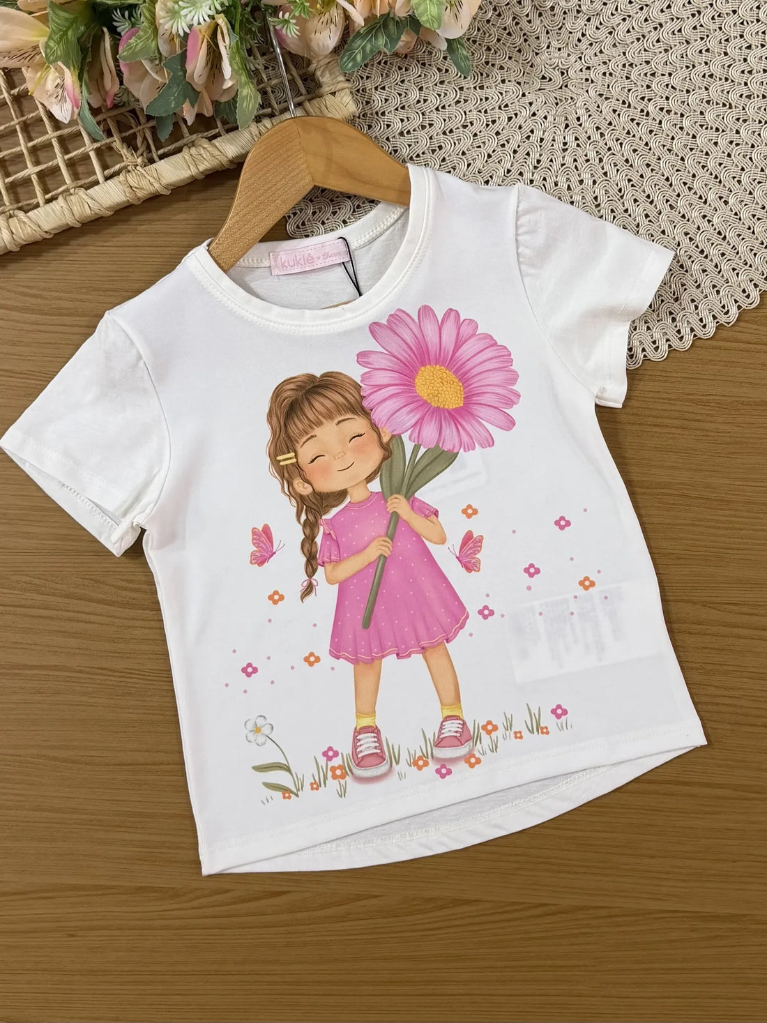 Conjunto Infantil Kukiê com Shorts Ciclista e Blusa Branca Florista