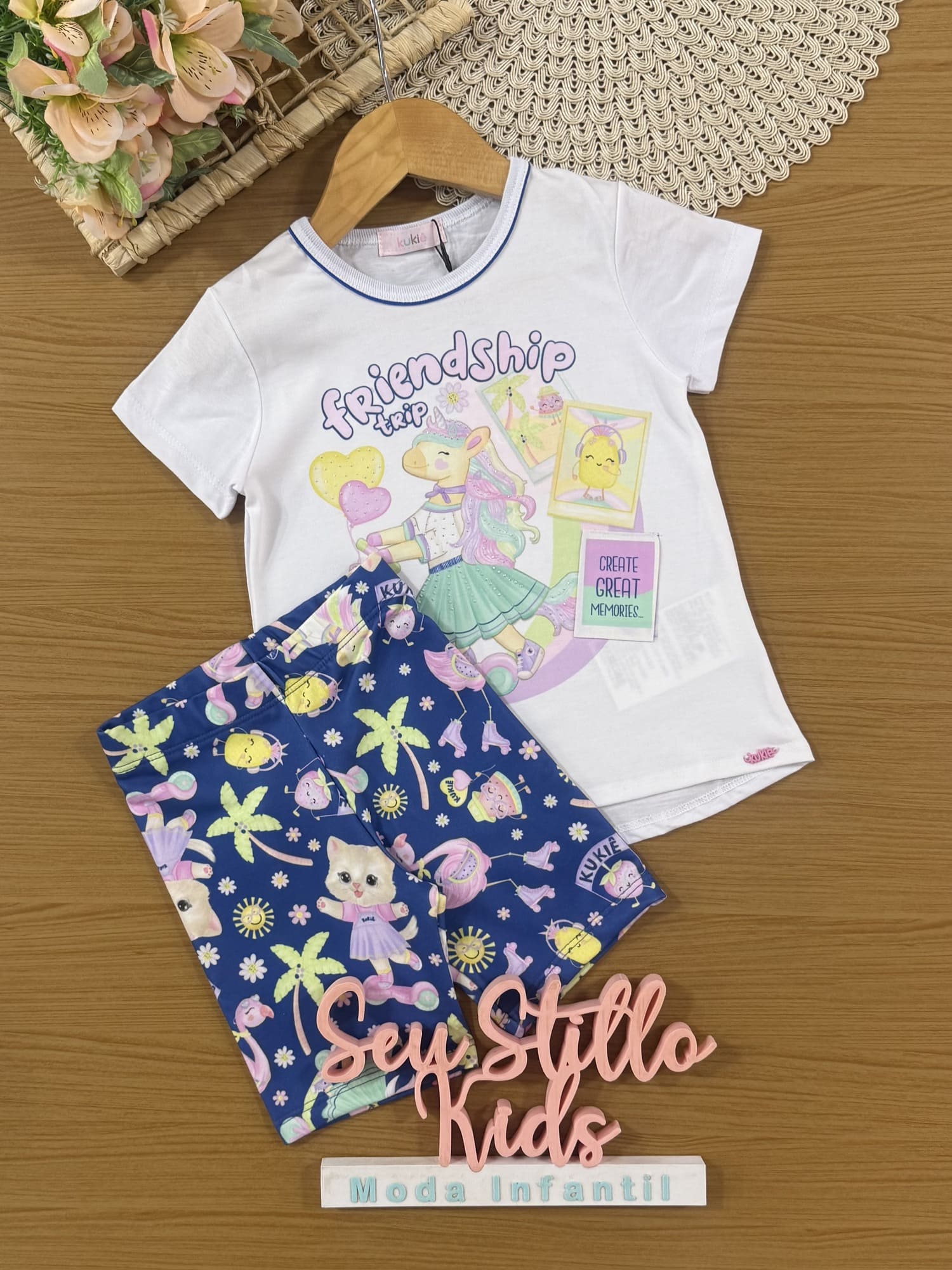 Conjunto Infantil Kukiê Verão com Shorts Ciclista Azul e Blusa Branca Friends Ship