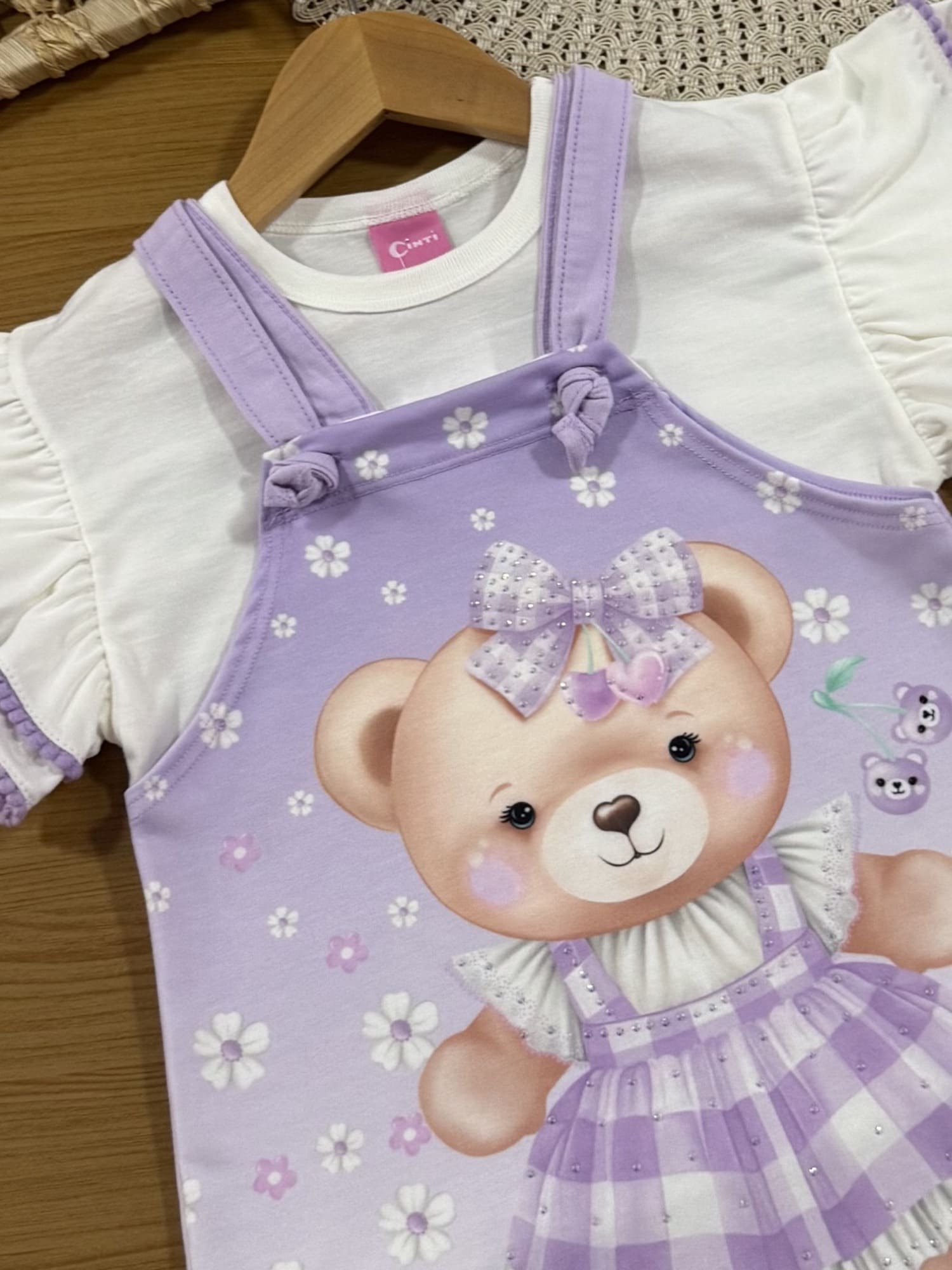 Salopete Infantil Cinti Verão Lilás com Blusa Branca Ursinha Floral