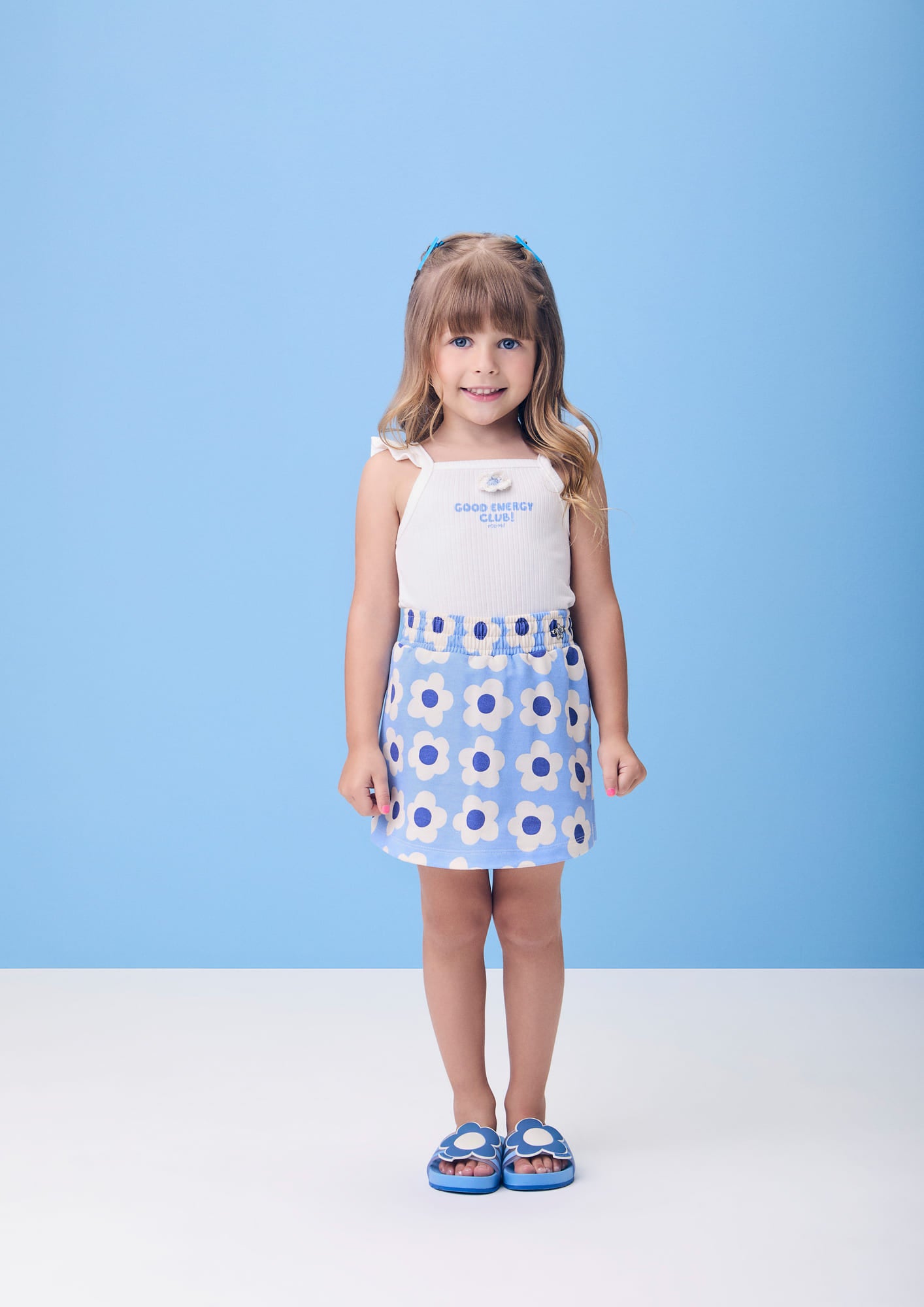 Conjunto Infantil Momi Verão com Short-Saia Azul Flores e Regata Canelada Branca Good Energy