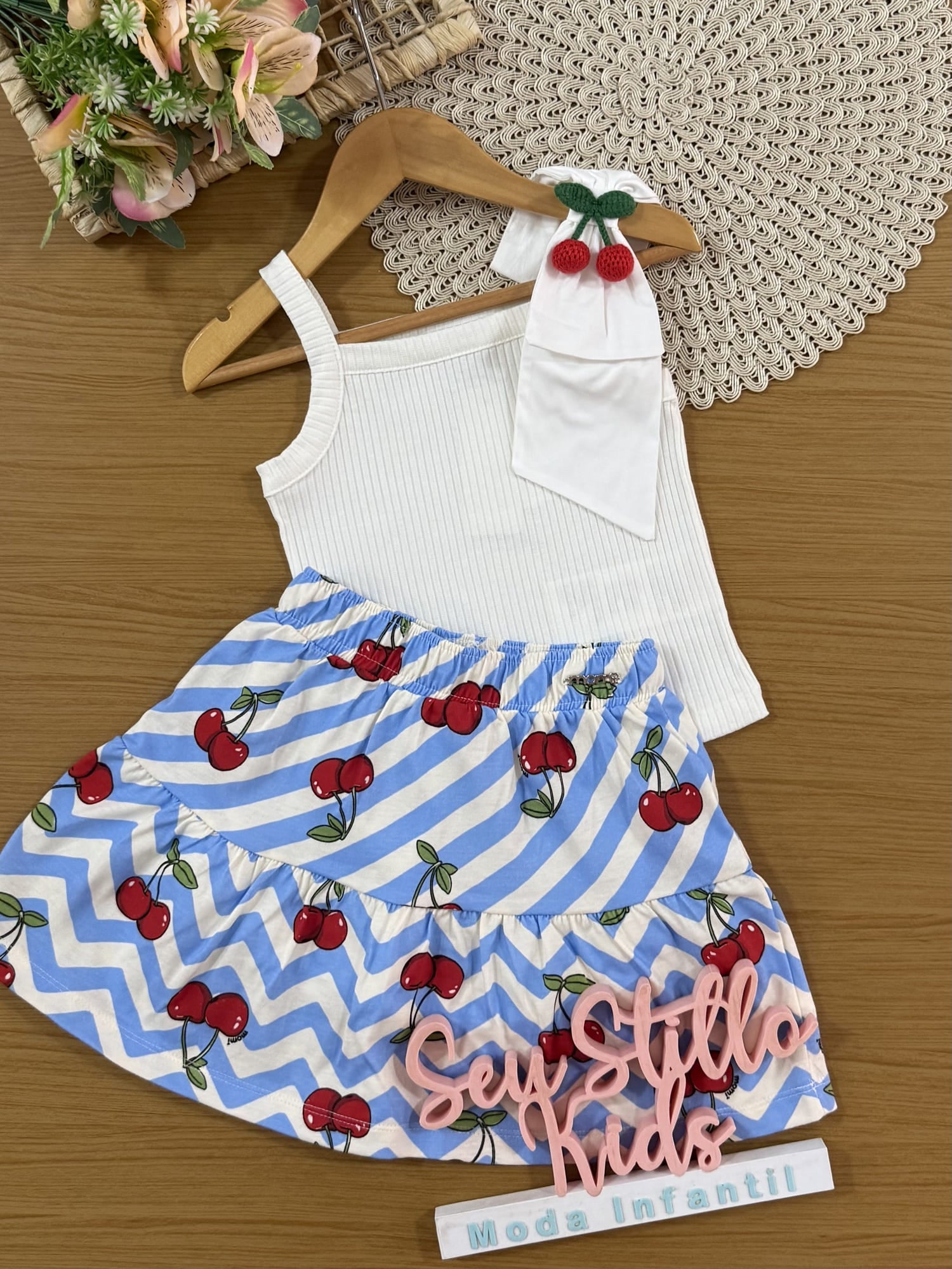 Conjunto Infantil Momi Verão com Saia Listrada e Regata Canelada Branca Cerejinha