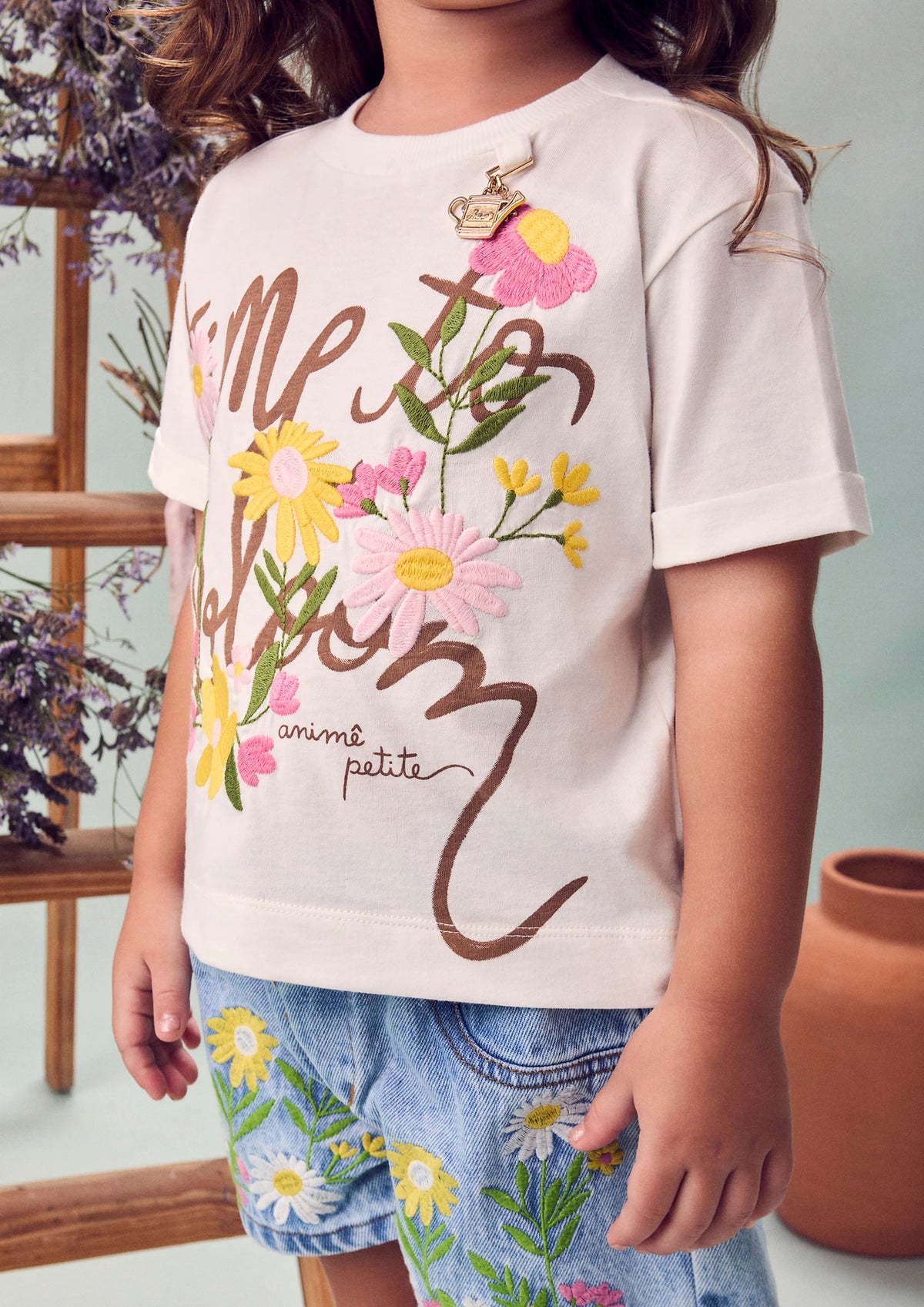 Blusa Infantil Menina Animê Branca Flores Bordadas