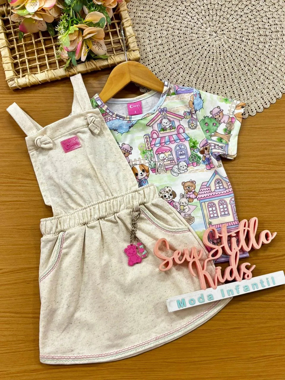 Salopete Infantil Cinti Off White com Blusa Cidade Colorida
